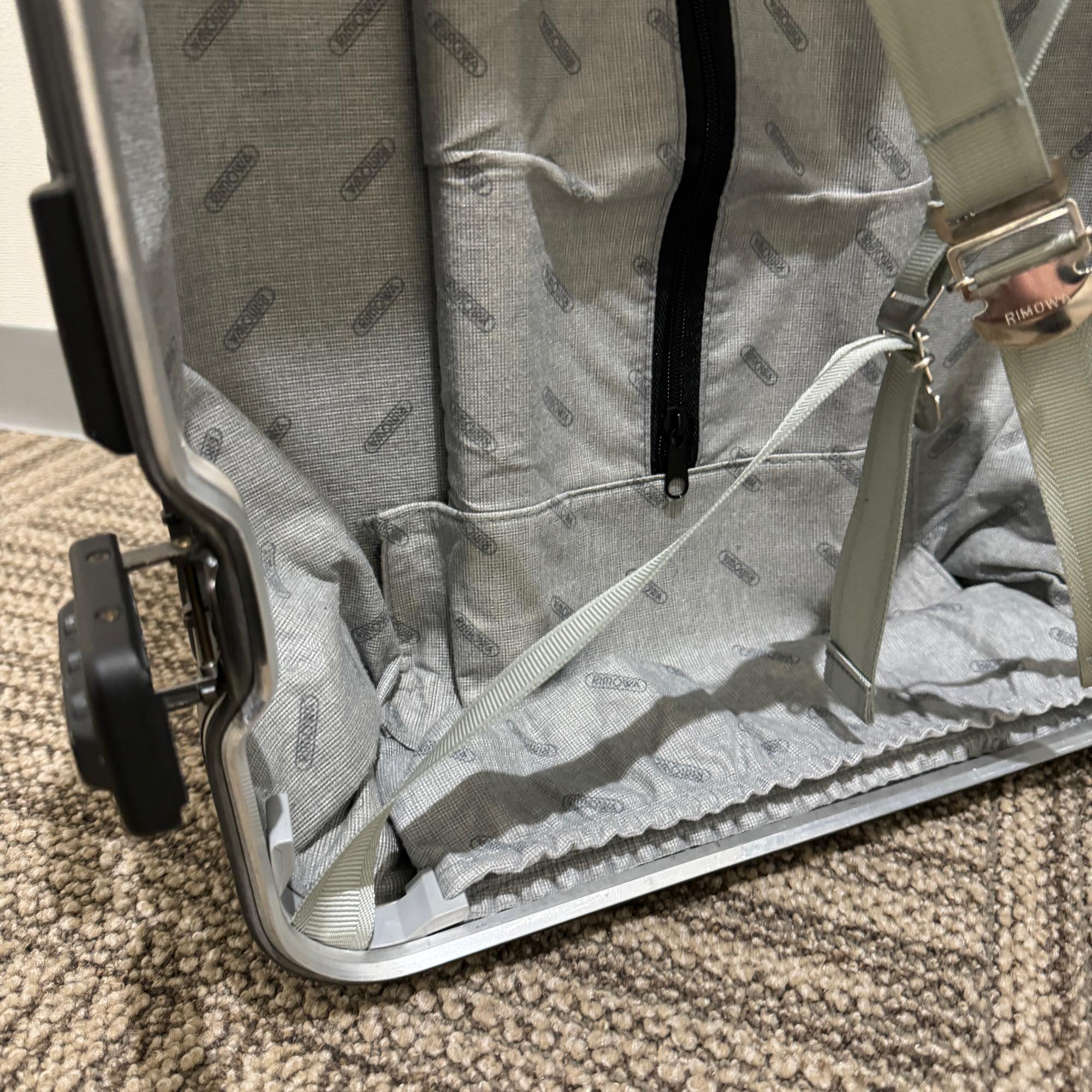 リモワ サンバ 中古商品 858.52 35リットル 2輪