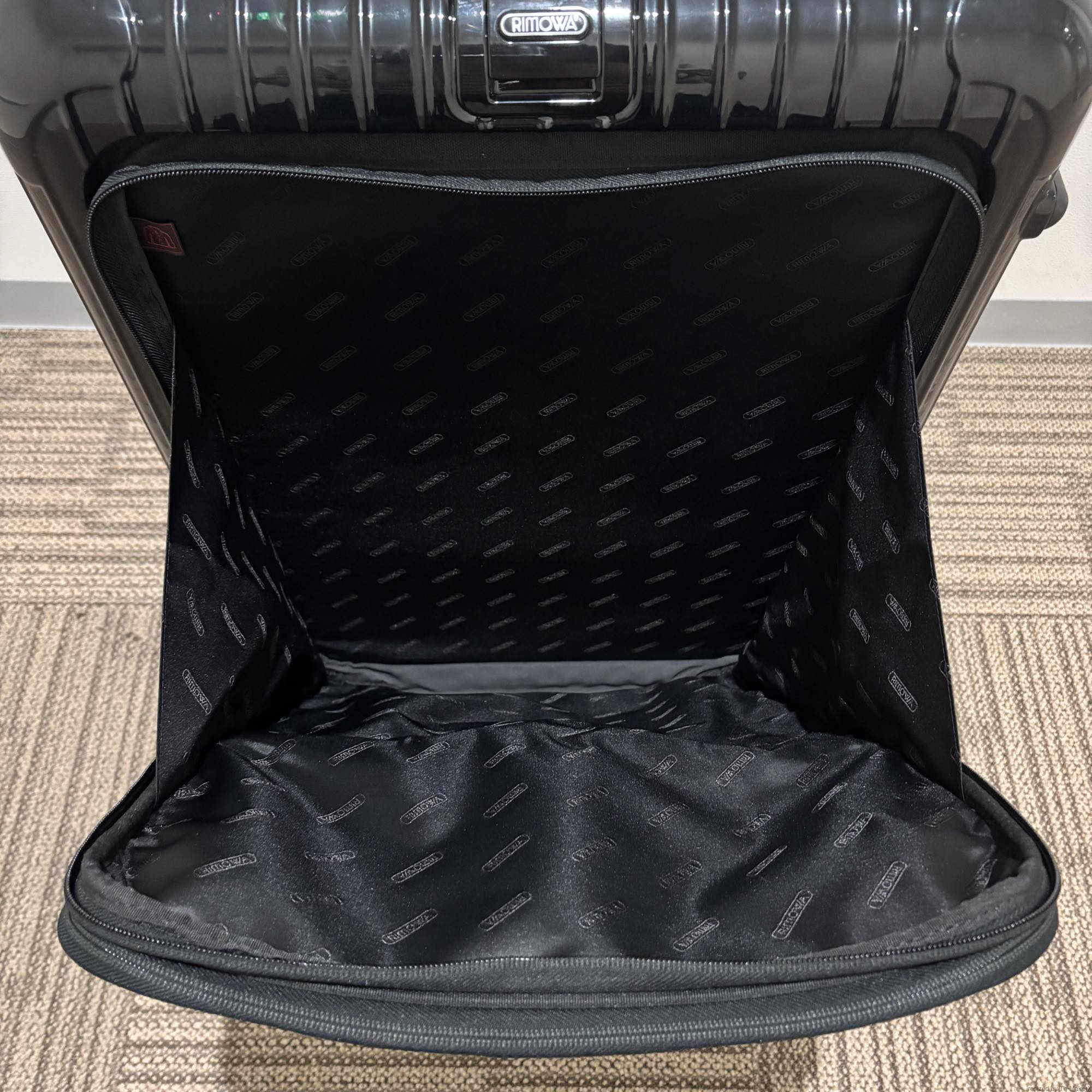 リモワ エッセンシャルスリーブ (サルサデラックス ハイブリッド) U860.70 89リットル ブラック アウトレット品 4輪