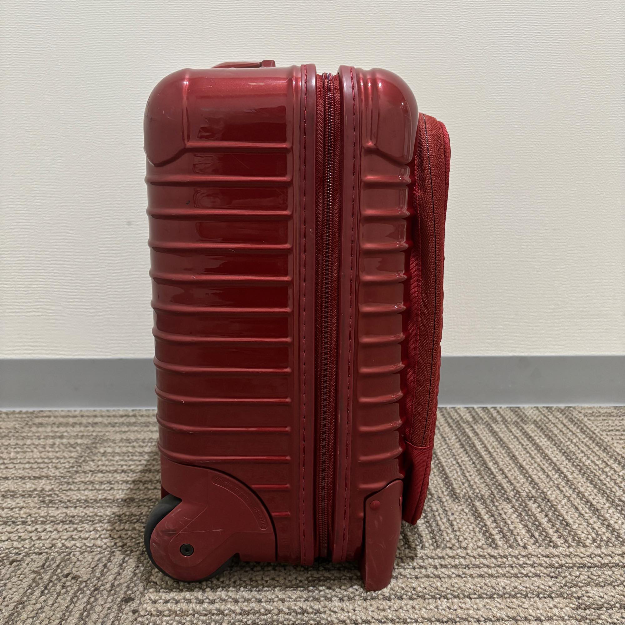 リモワ エッセンシャルスリーブ (サルサデラックス ハイブリッド) 863.41.21.2 23リットル 中古美品 2輪