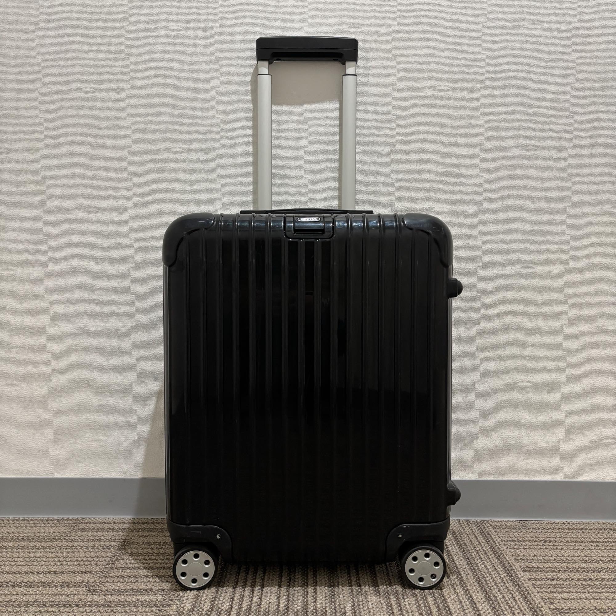 リモワ エッセンシャル(サルサ デラックス) 870.56.11.3 中古美品 52リットル 4輪