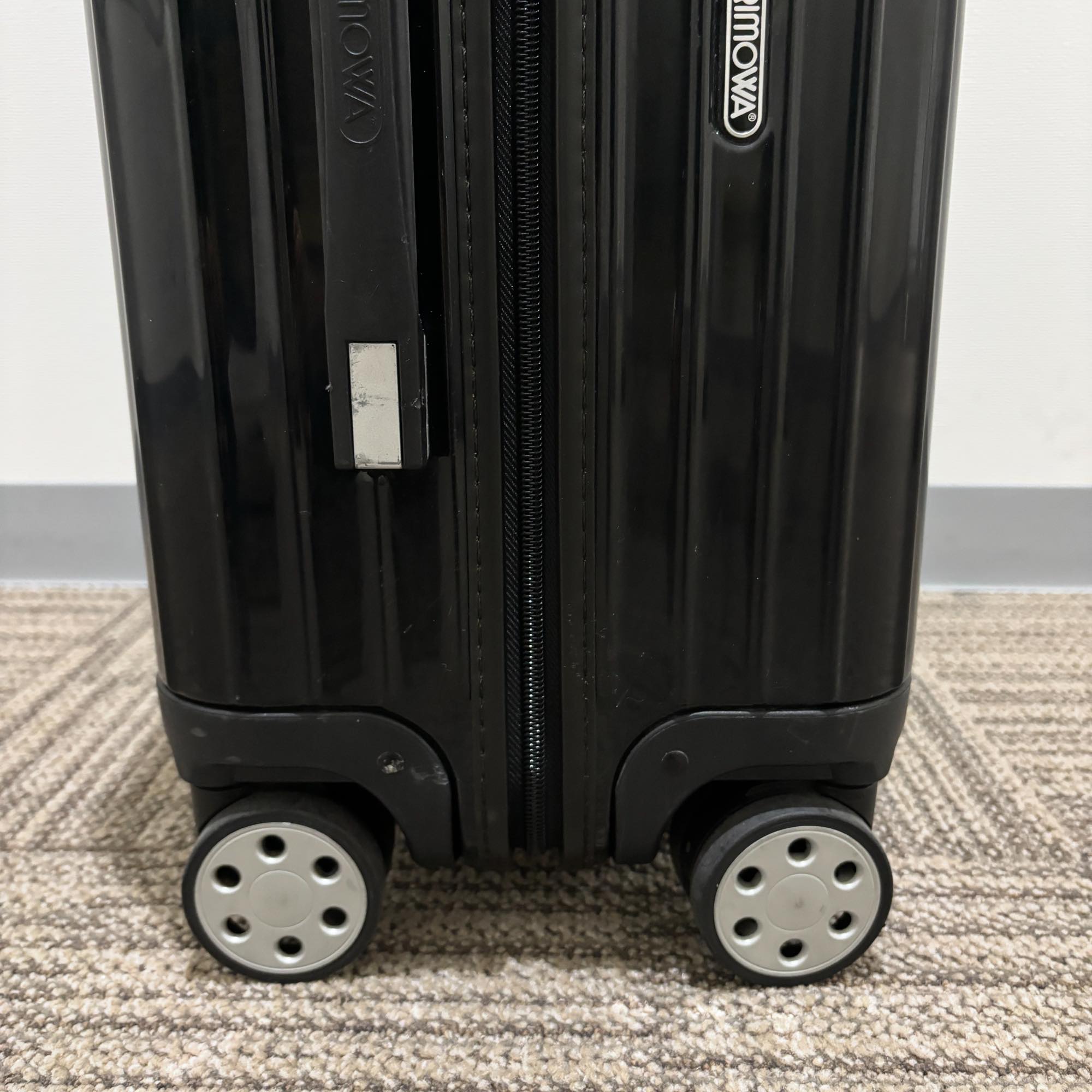 リモワ エッセンシャル(サルサ デラックス) 870.56.11.3 中古美品 52リットル 4輪