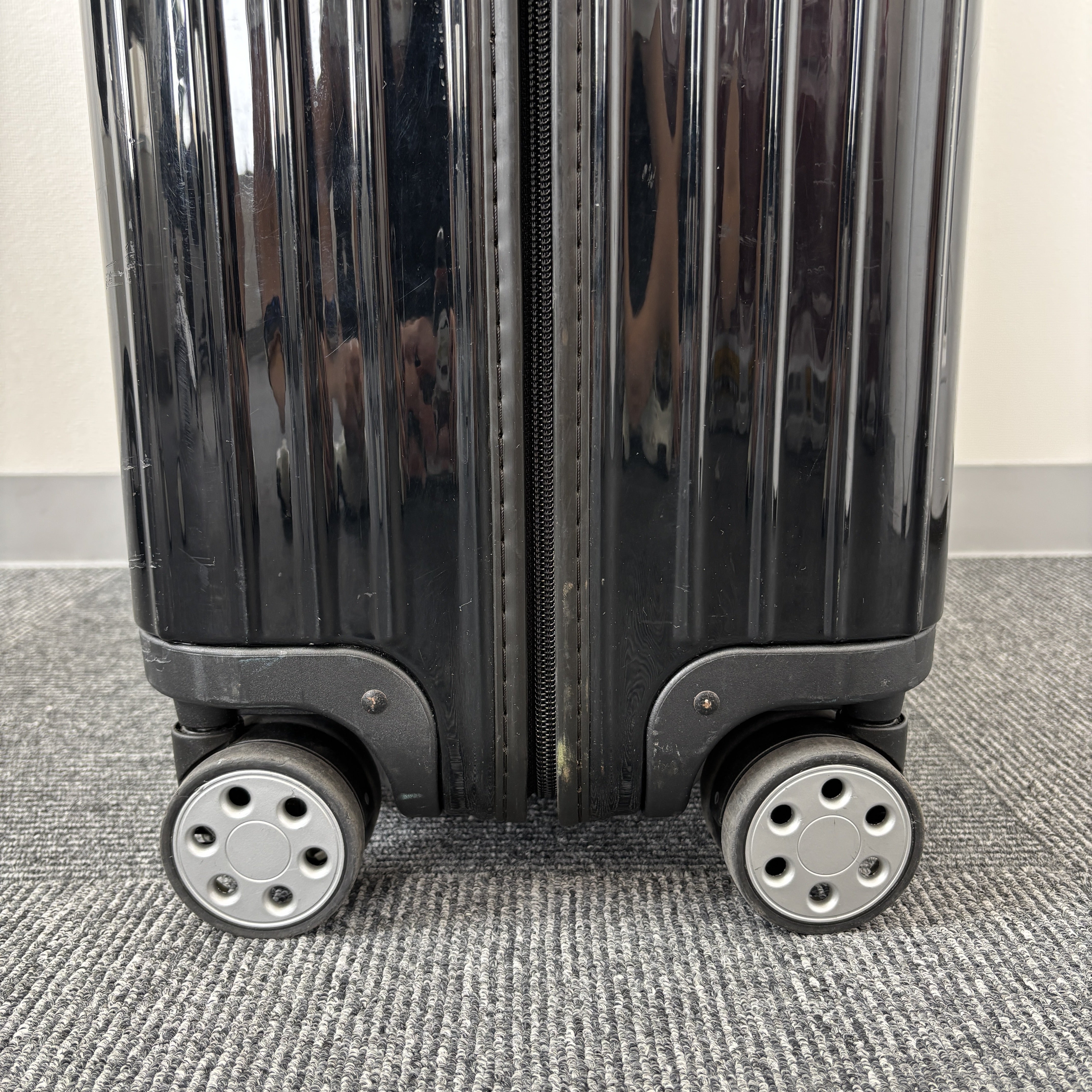 リモワ サルサデラックス(エッセンシャル) 870.77 中古商品 104リットル ブラック 4輪