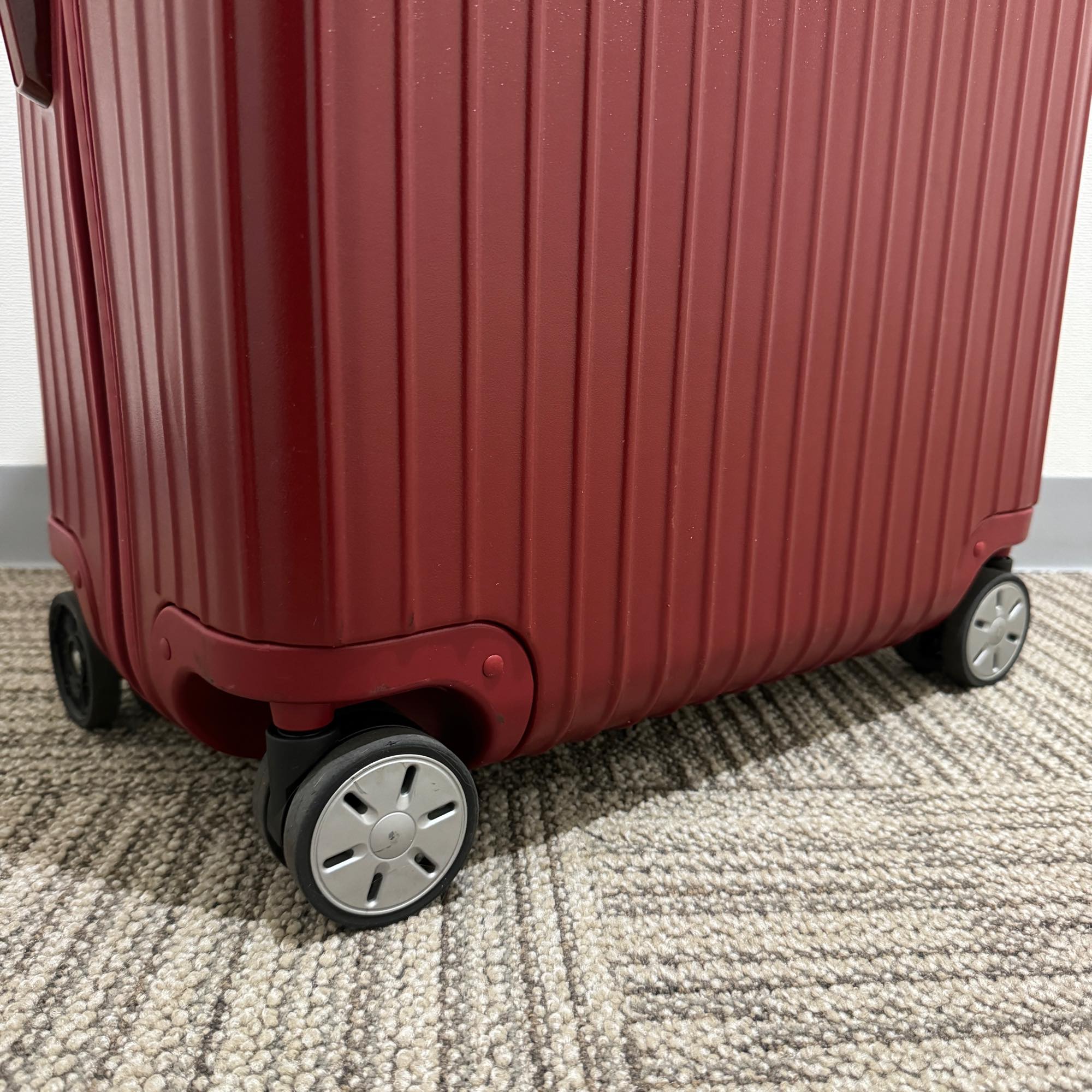リモワ サルサ 875.70 82リットル 中古商品 4輪