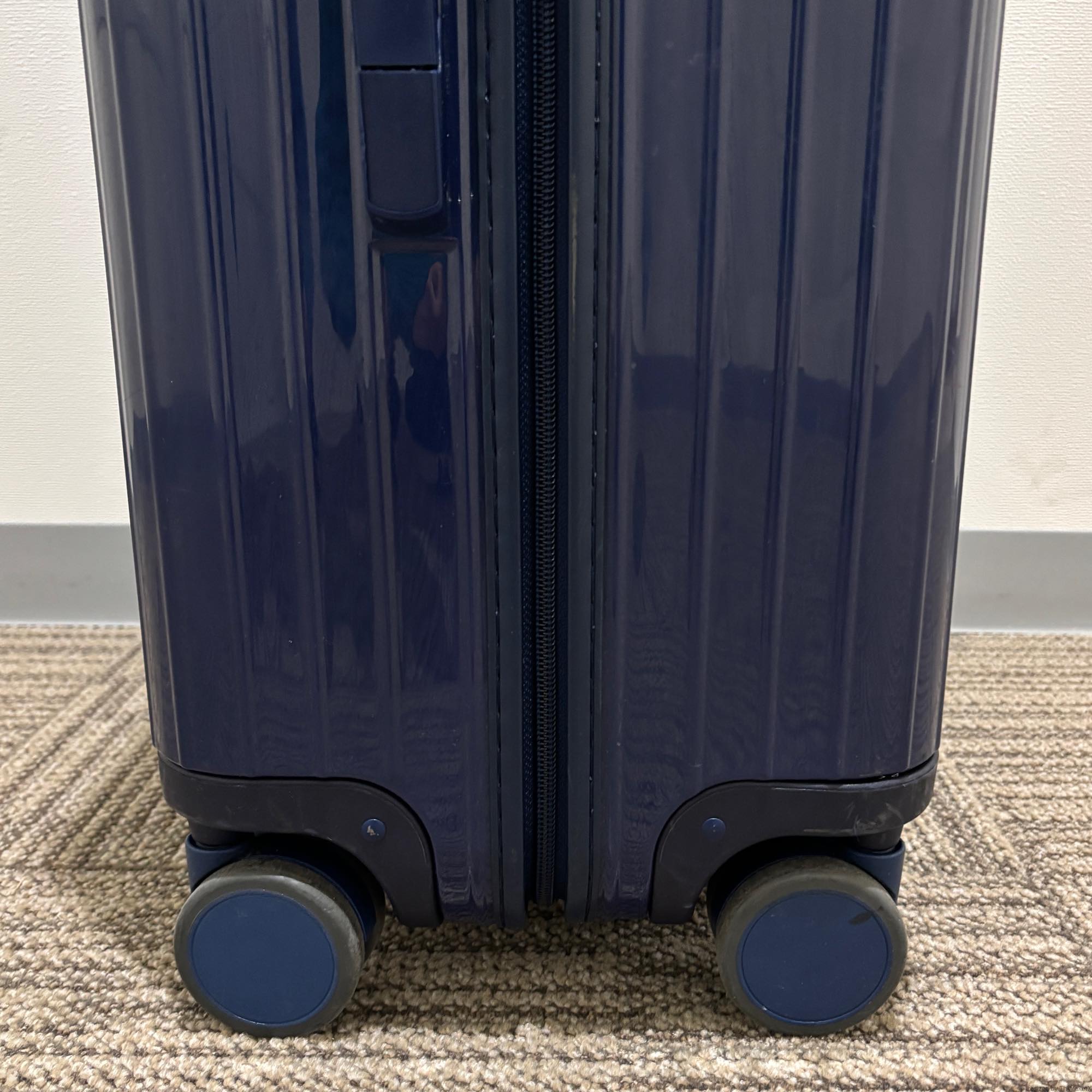 リモワ サルサ(エッセンシャル) U877.70 中古美品 82リットル 4輪