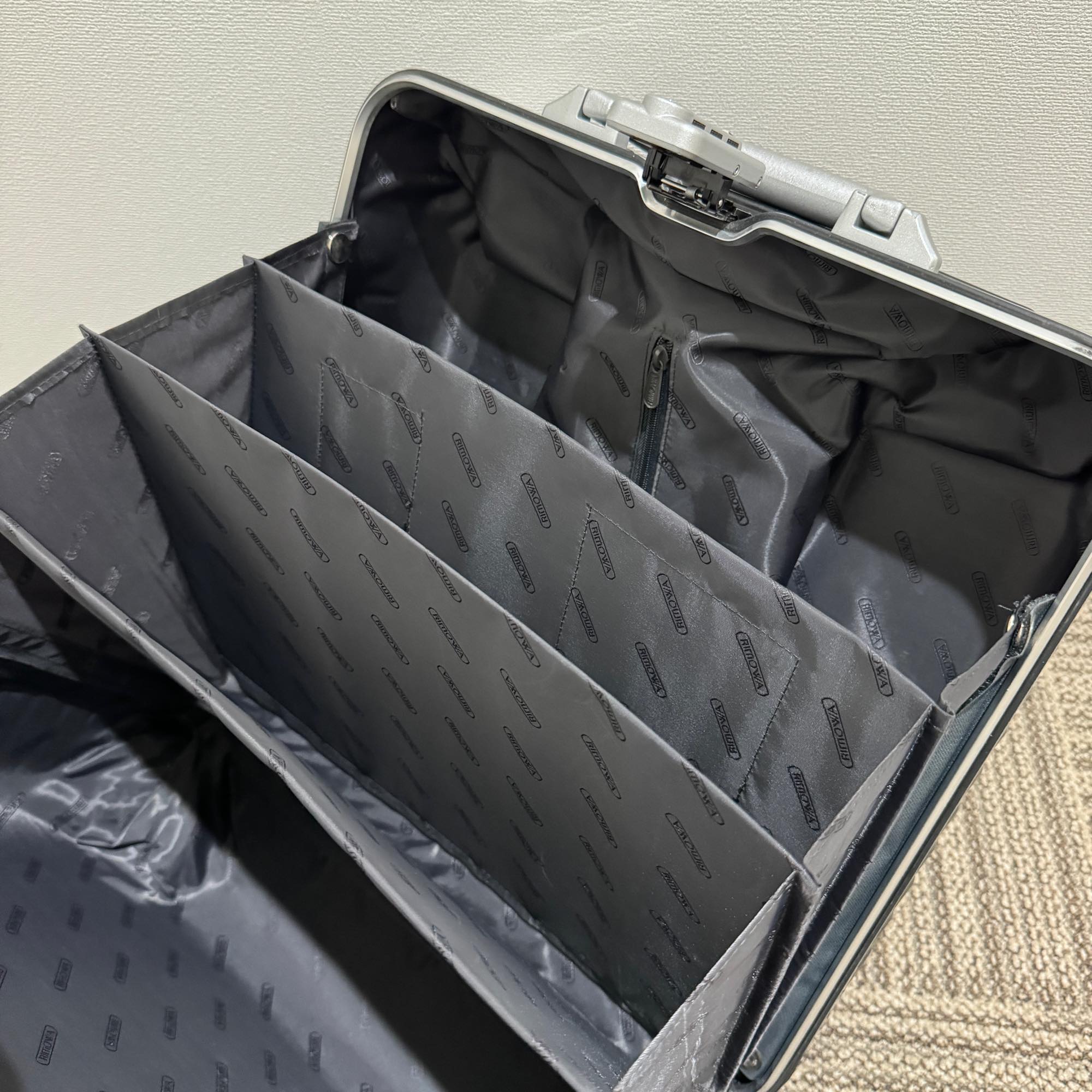 リモワ リンボ 880.40.50.2 中古美品 24リットル 4輪