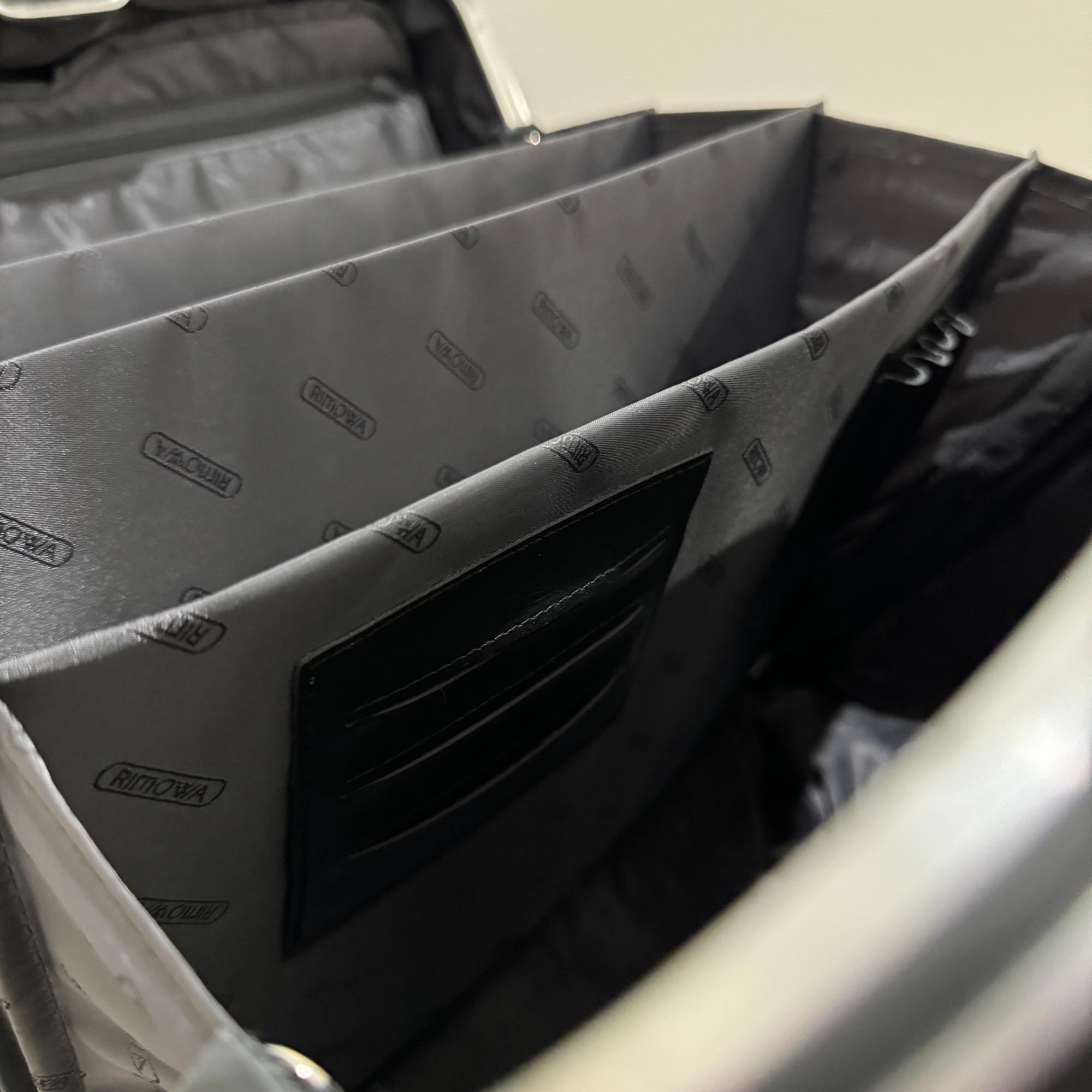 リモワ リンボ 880.40.50.2 中古美品 24リットル 4輪