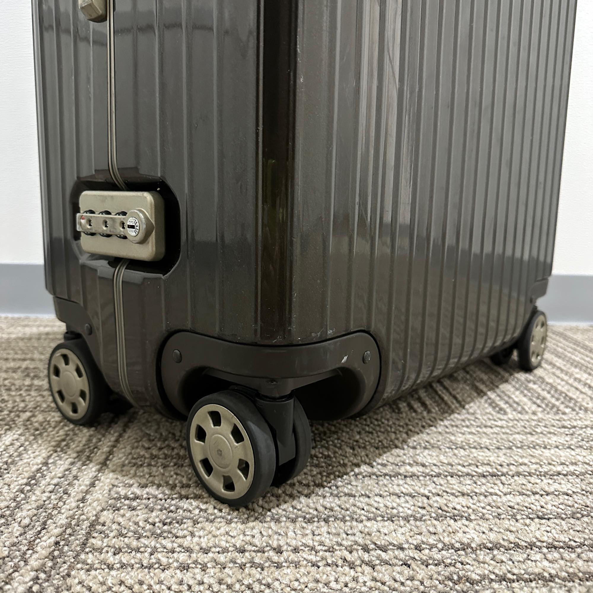 リモワ リンボ 881.70.33.4 73リットル 中古商品 4輪