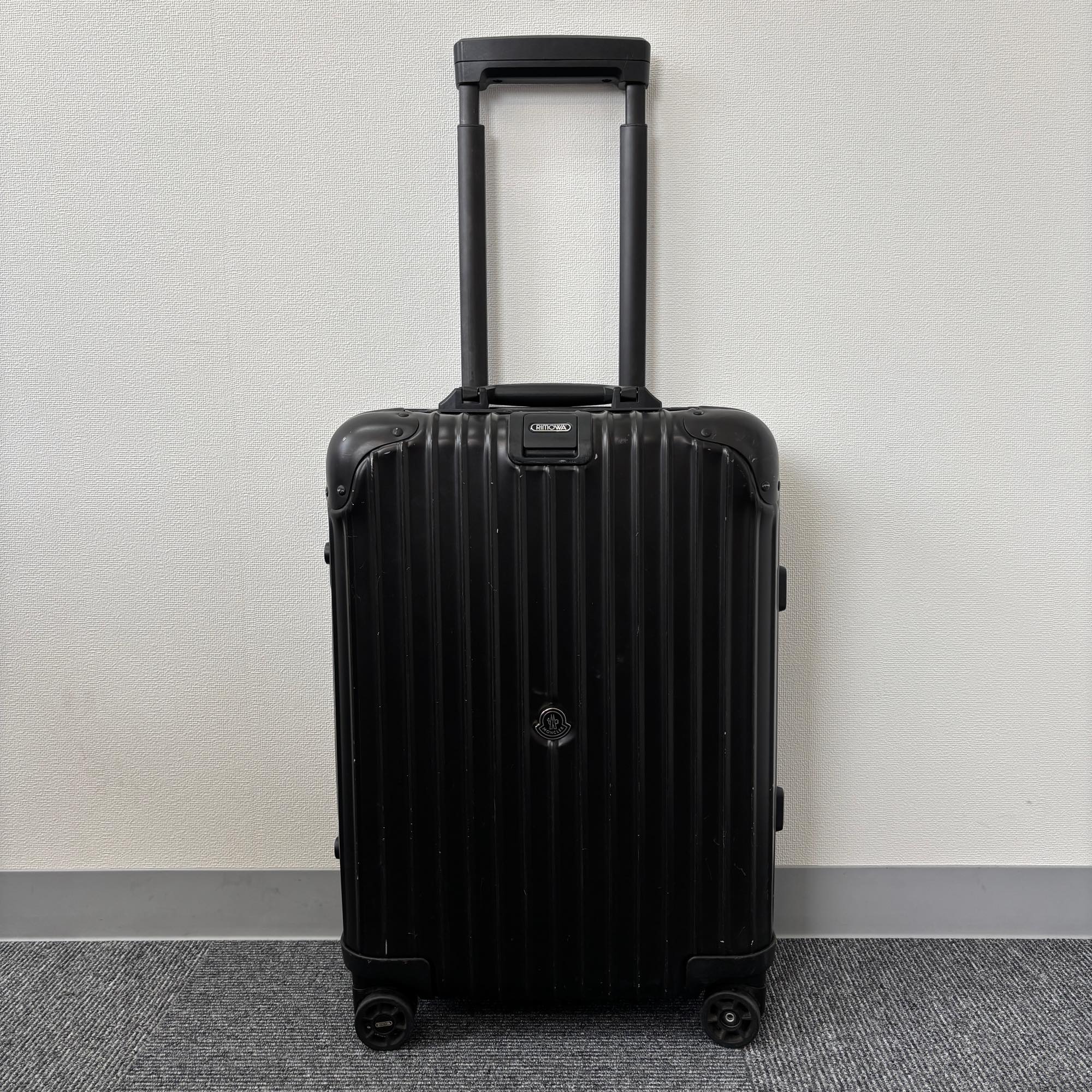 リモワ×モンクレール限定モデル 34リットル 中古商品 4輪