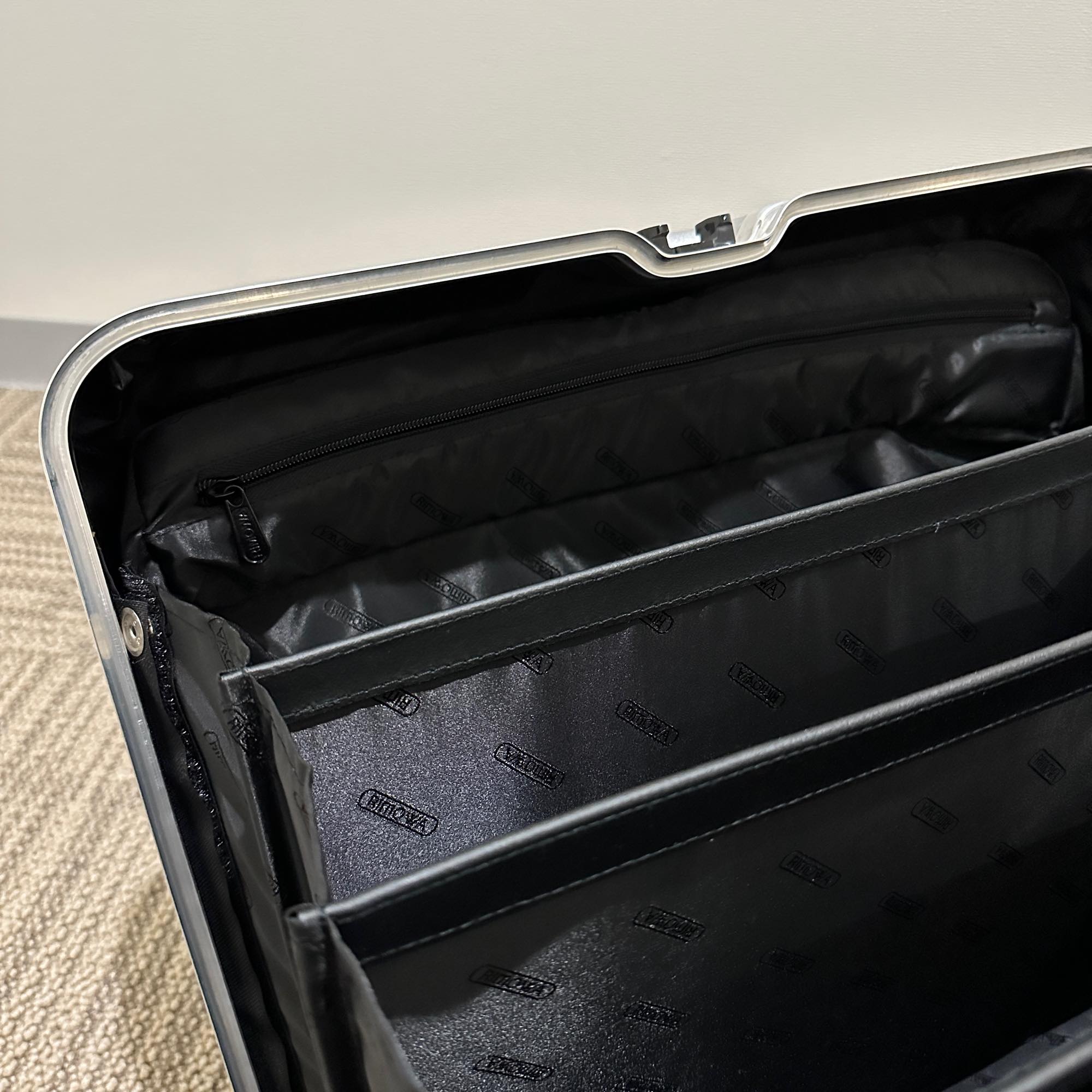 リモワ トパーズ 923.40-1 中古商品 26リットル 4輪