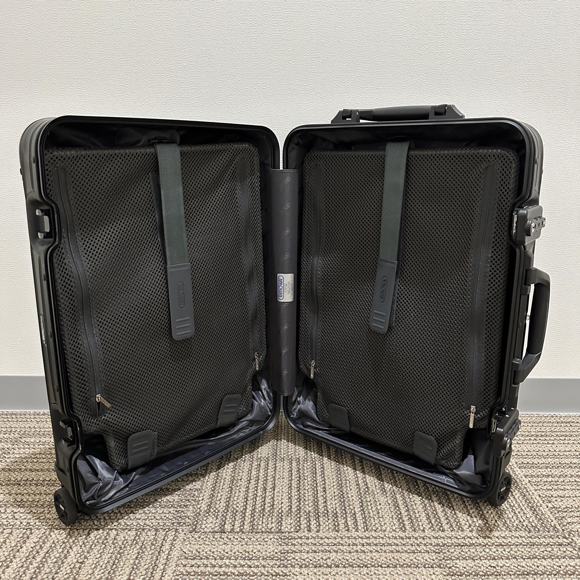 リモワ トパーズ ステルス 923.52.01.4 32リットル 中古商品 4輪