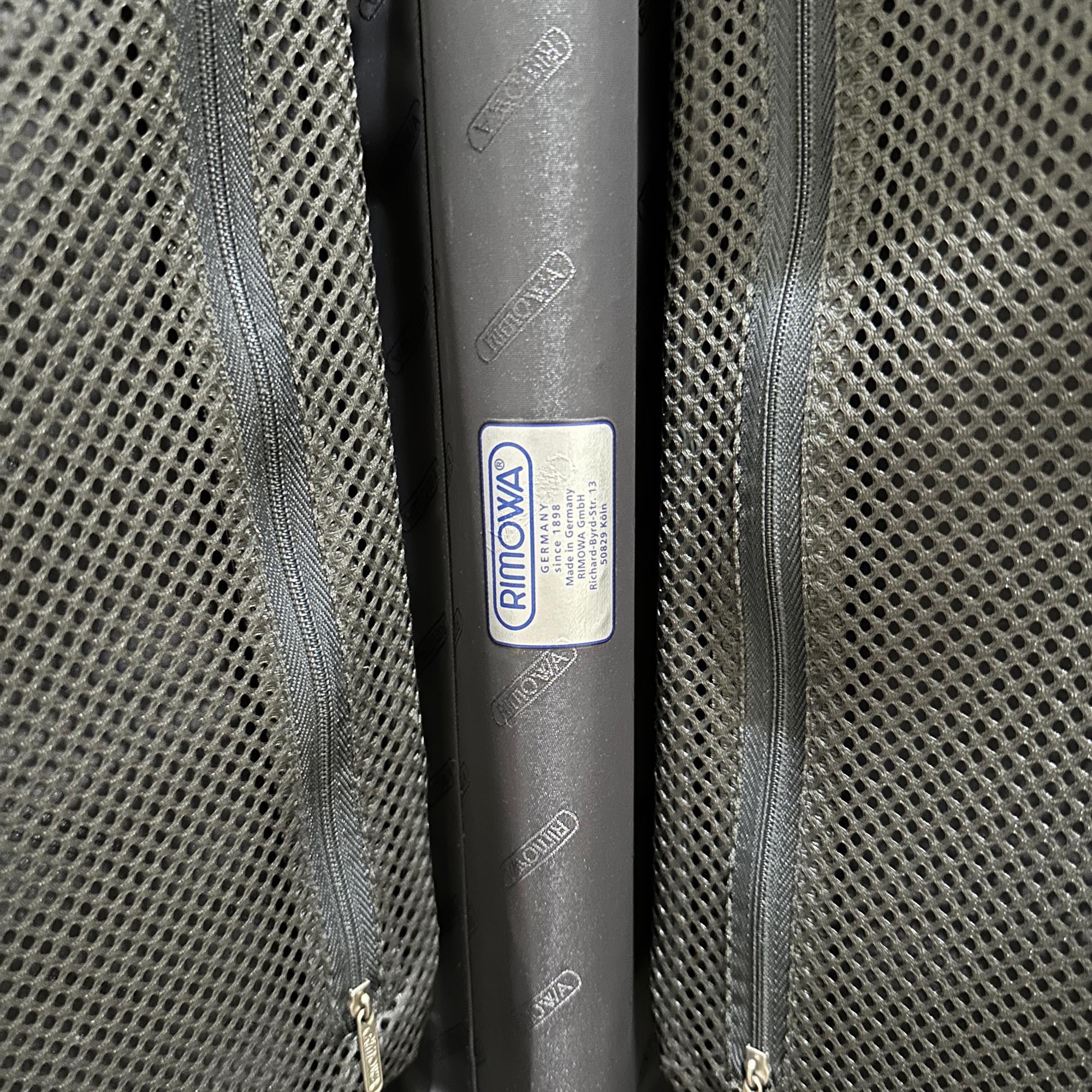 リモワ トパーズ ステルス 923.52.01.4 32リットル 中古商品 4輪