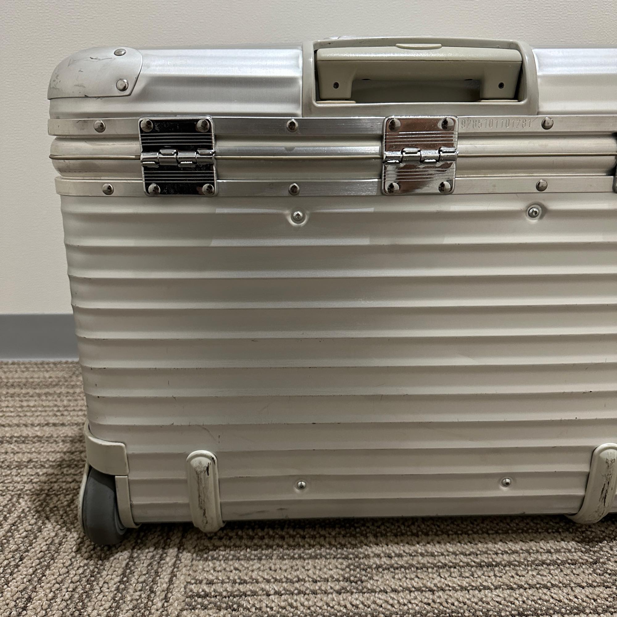 リモワ パイロット 中古商品 928.51 46リットル 2輪