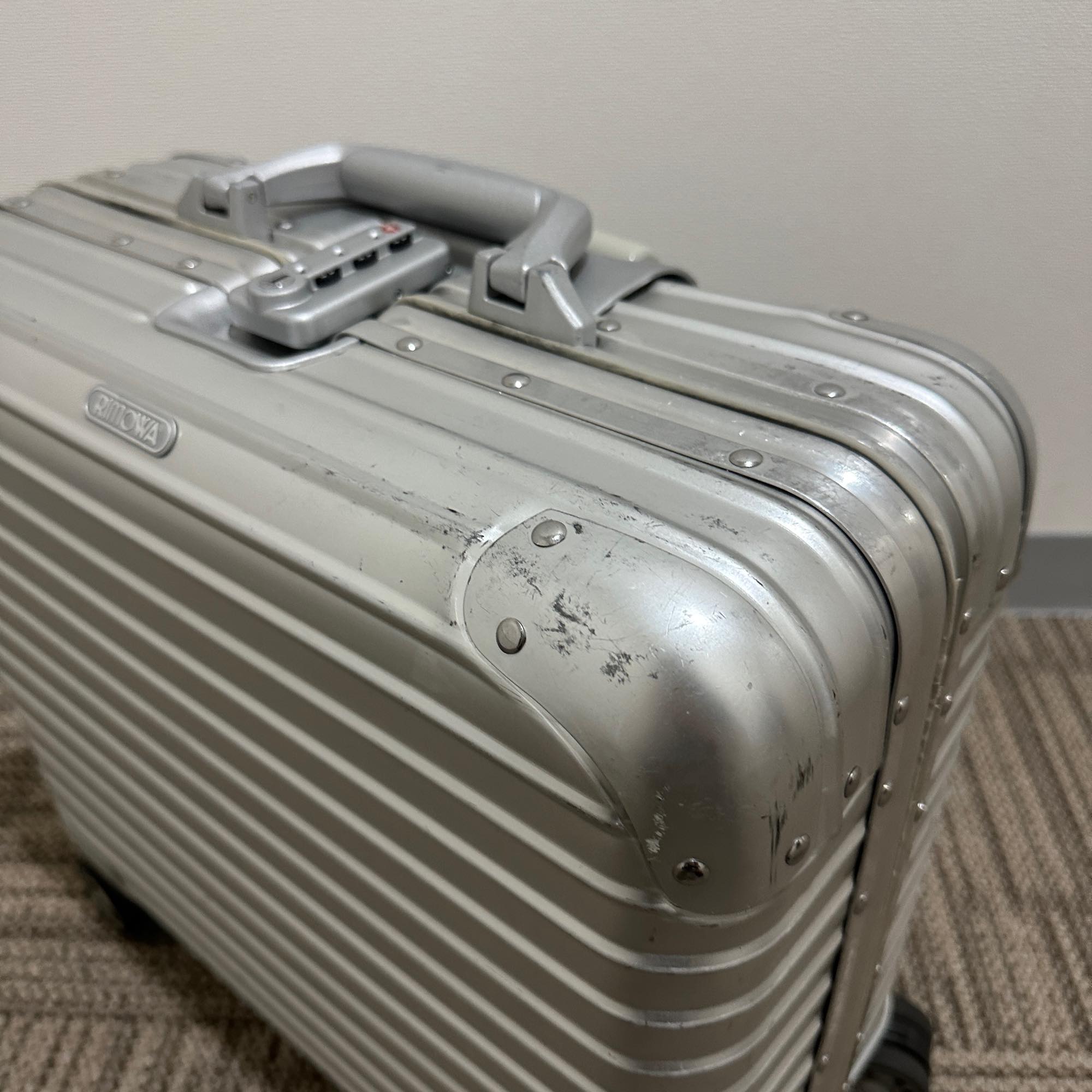 リモワ トパーズ トロリー 932.40 中古商品 29リットル 4輪
