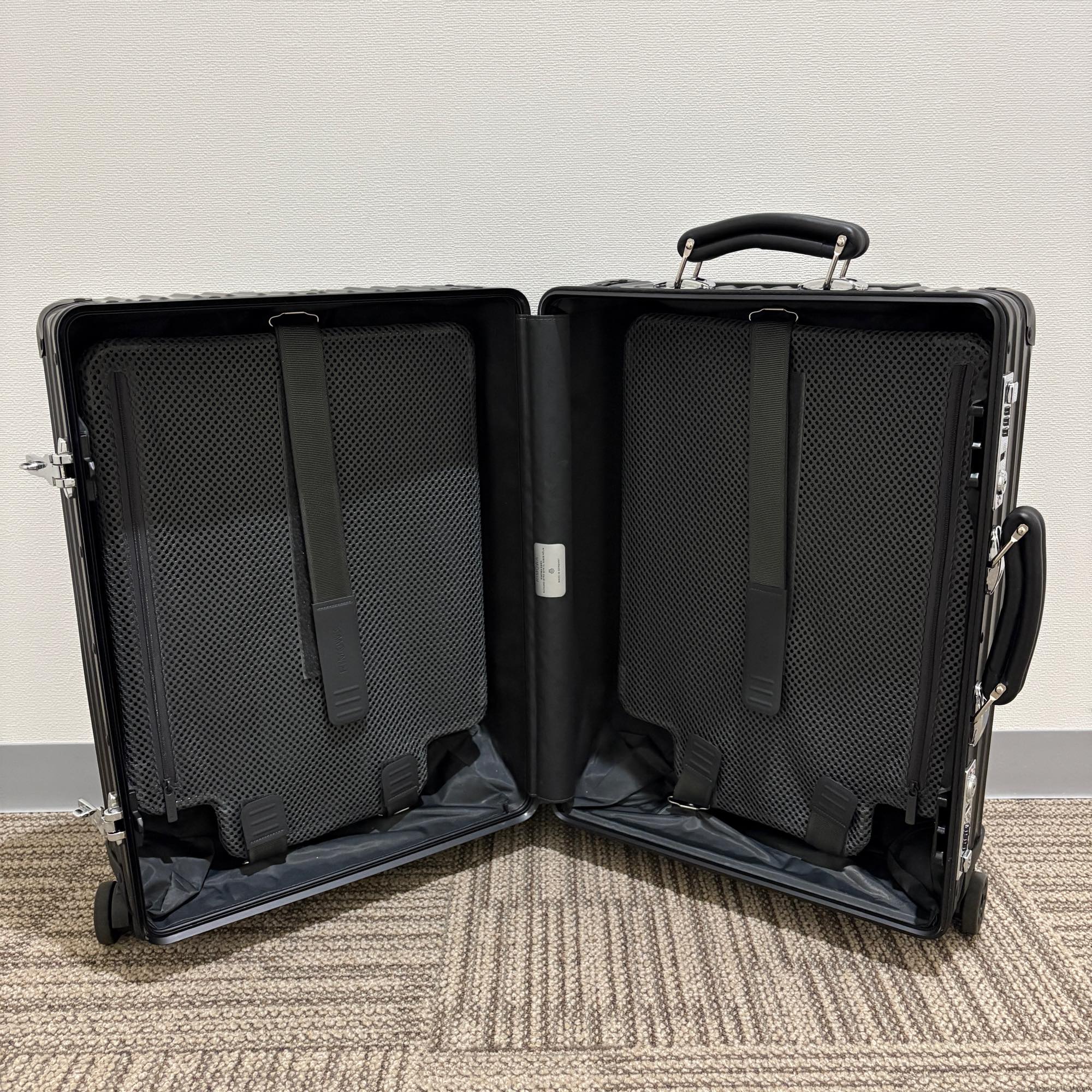 リモワ クラシック 973.53.01.4 キャビン ブラック 中古美品 36リットル 4輪