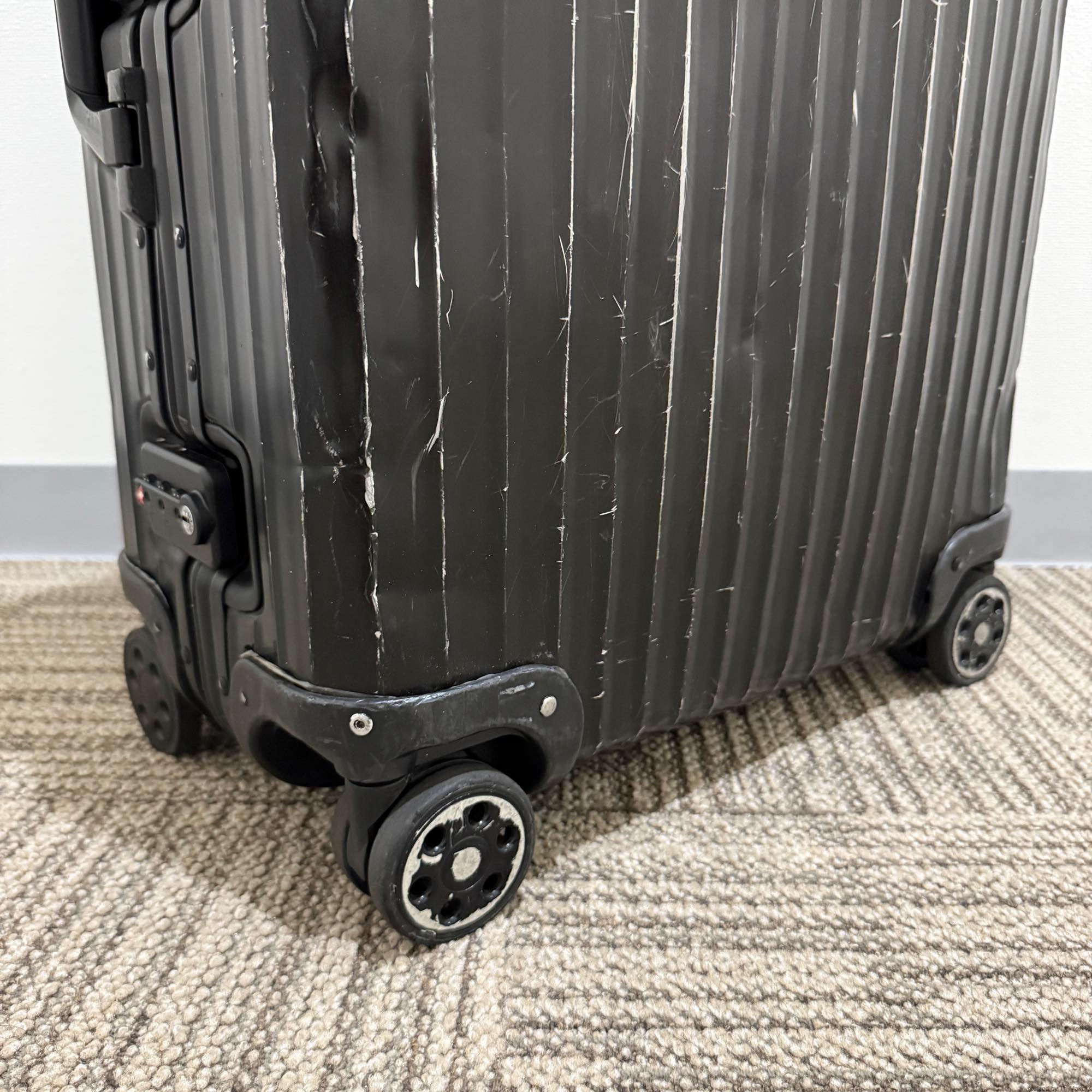 リモワ トパーズ ステルス 中古商品 985.97 64リットル 4輪