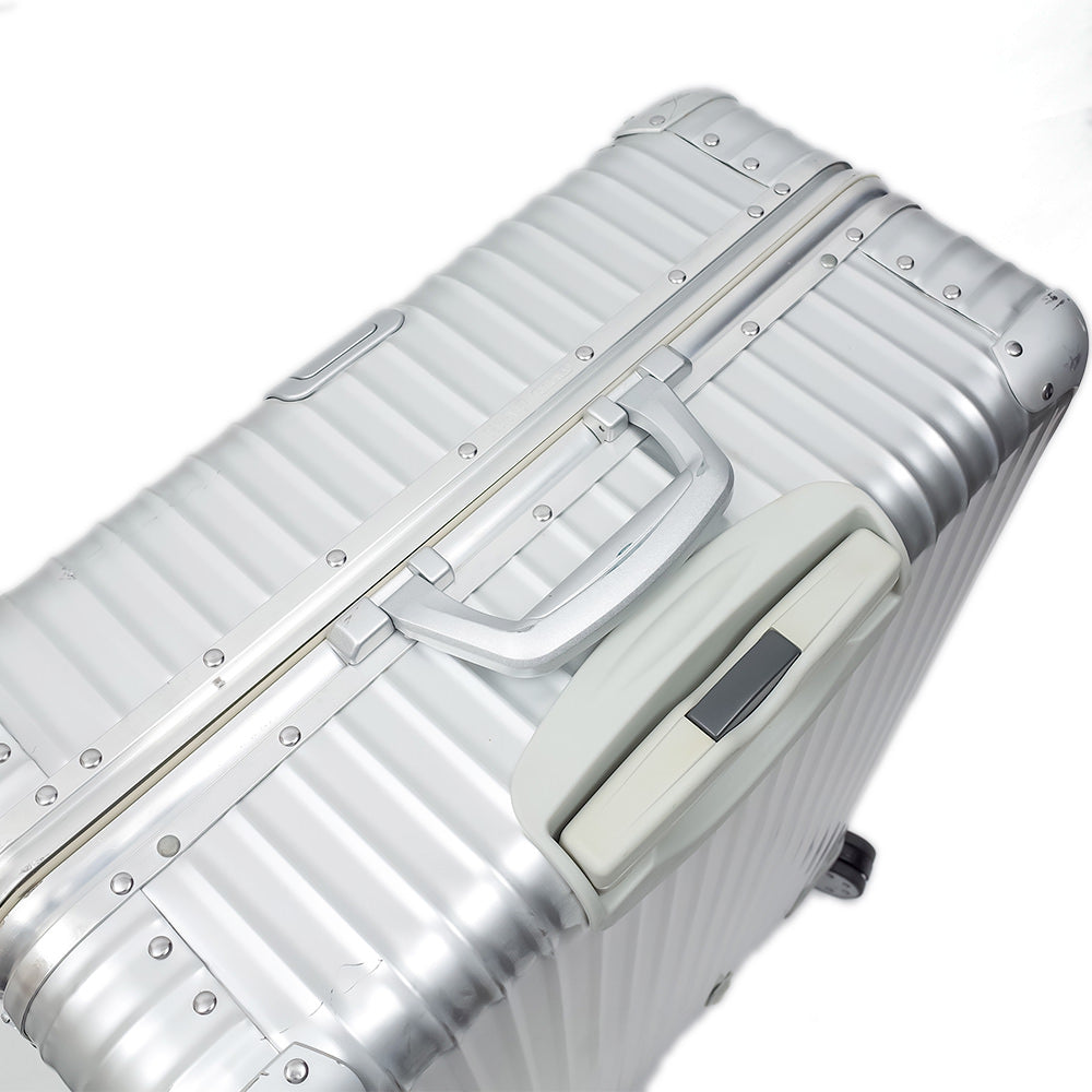 リモワ　トパーズ　中古商品　932.77-3　104リットル　4輪