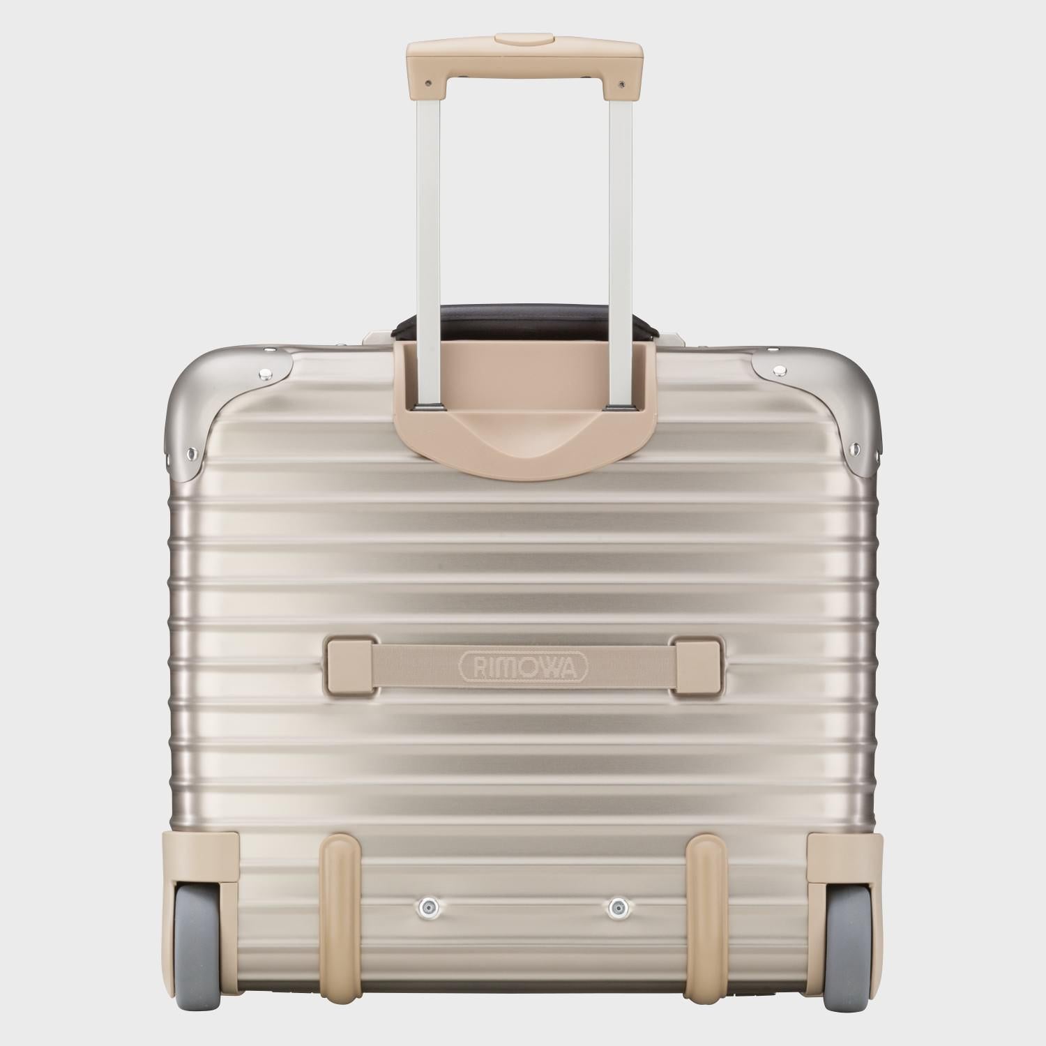 ルフトハンザ　リモワ　プライベートジェット　942.82　28リットル　4輪
