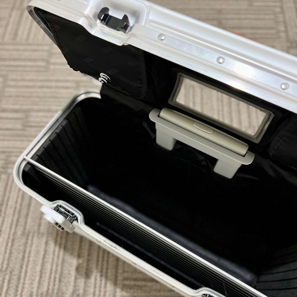 リモワ　パイロット　920.50　中古美品　カスタマイズ　34リットル　4輪