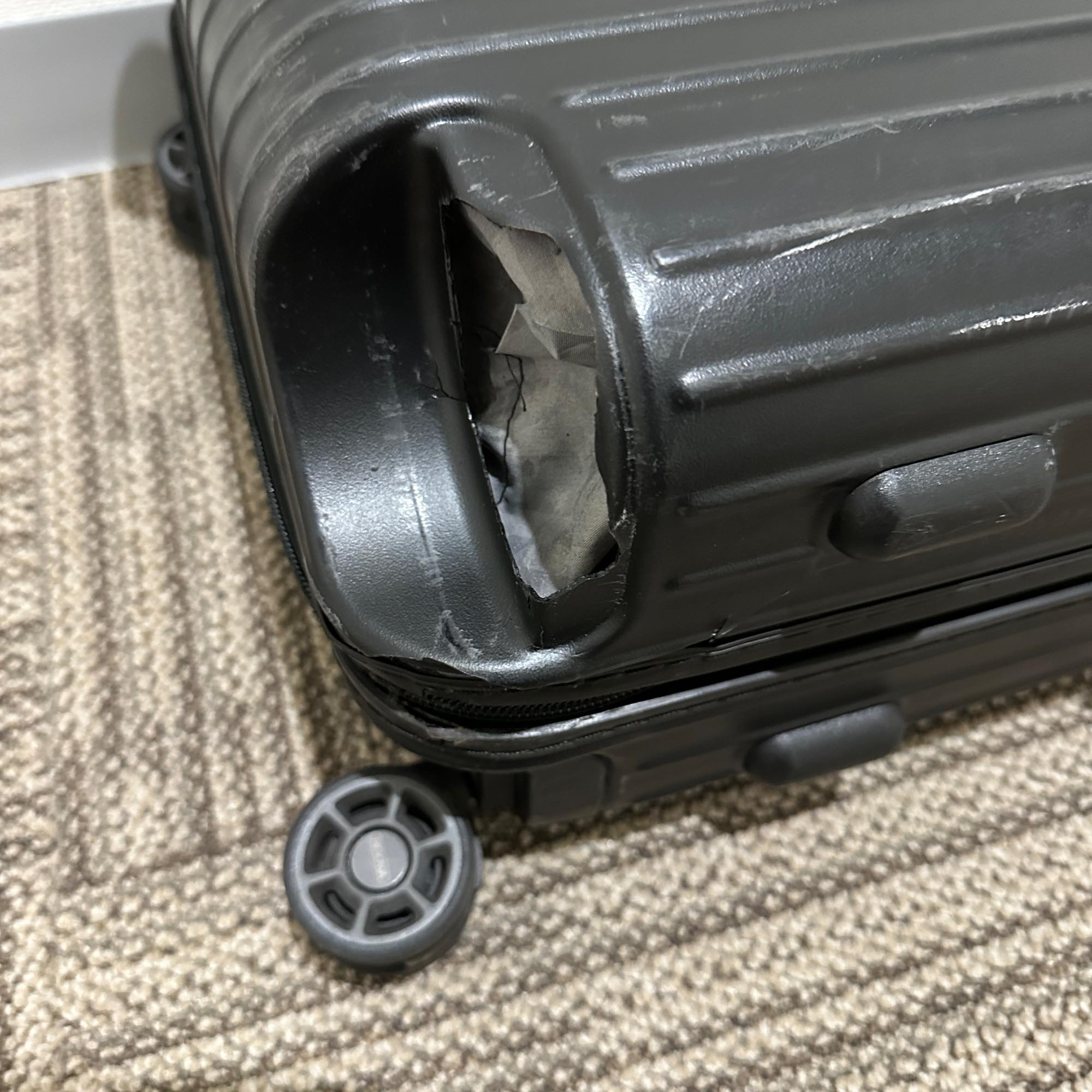 【ジャンク】リモワ　サルサ　811.52.32.4　ジャンク商品　32リットル　4輪