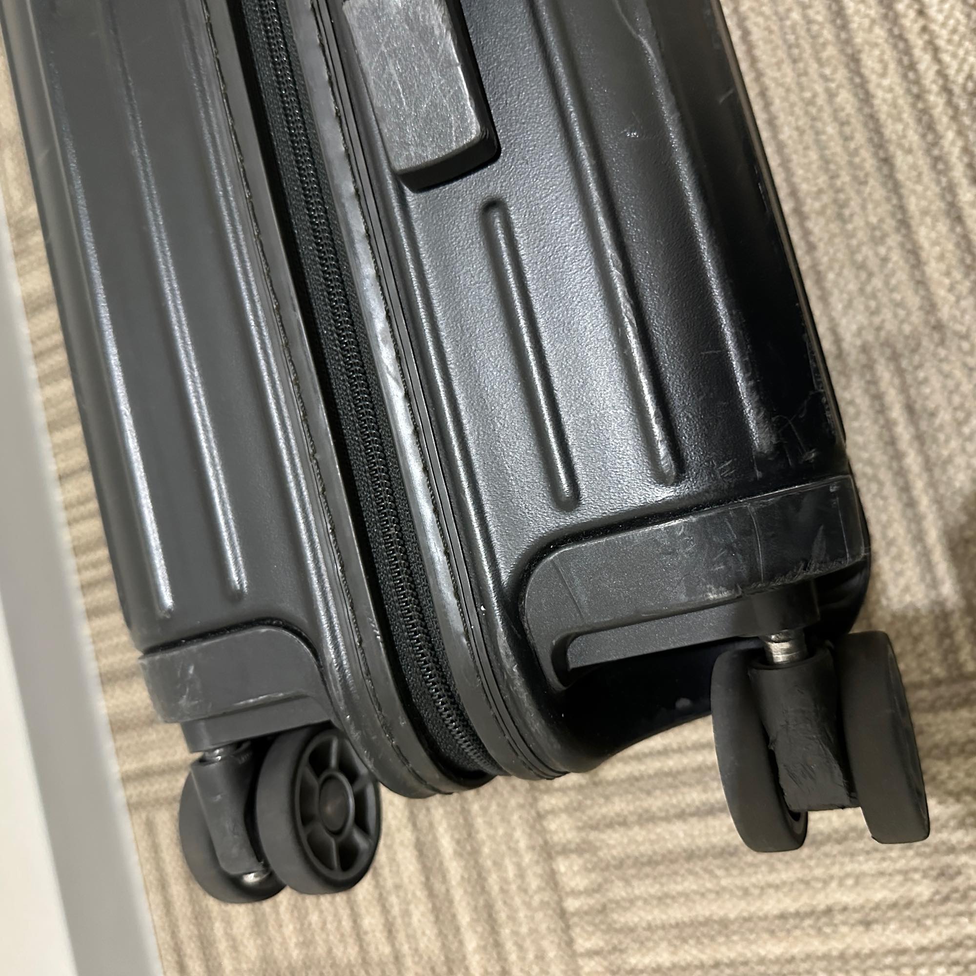 【ジャンク】リモワ　サルサ　811.52.32.4　ジャンク商品　32リットル　4輪