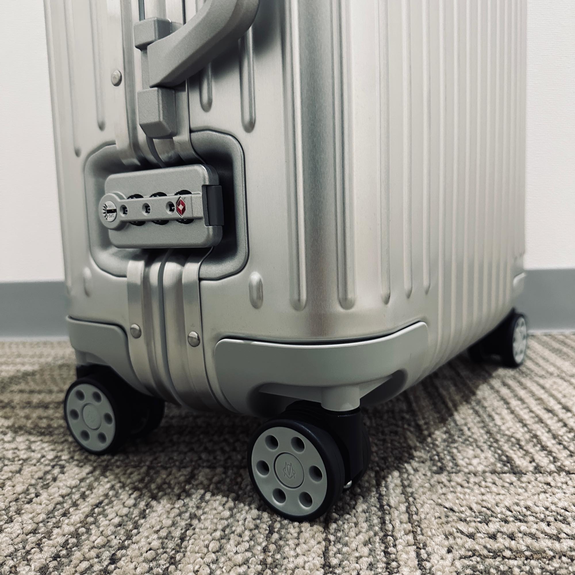 リモワ　オリジナル 925.53.00.4-2　キャビン　アウトレット商品　35リットル　4輪