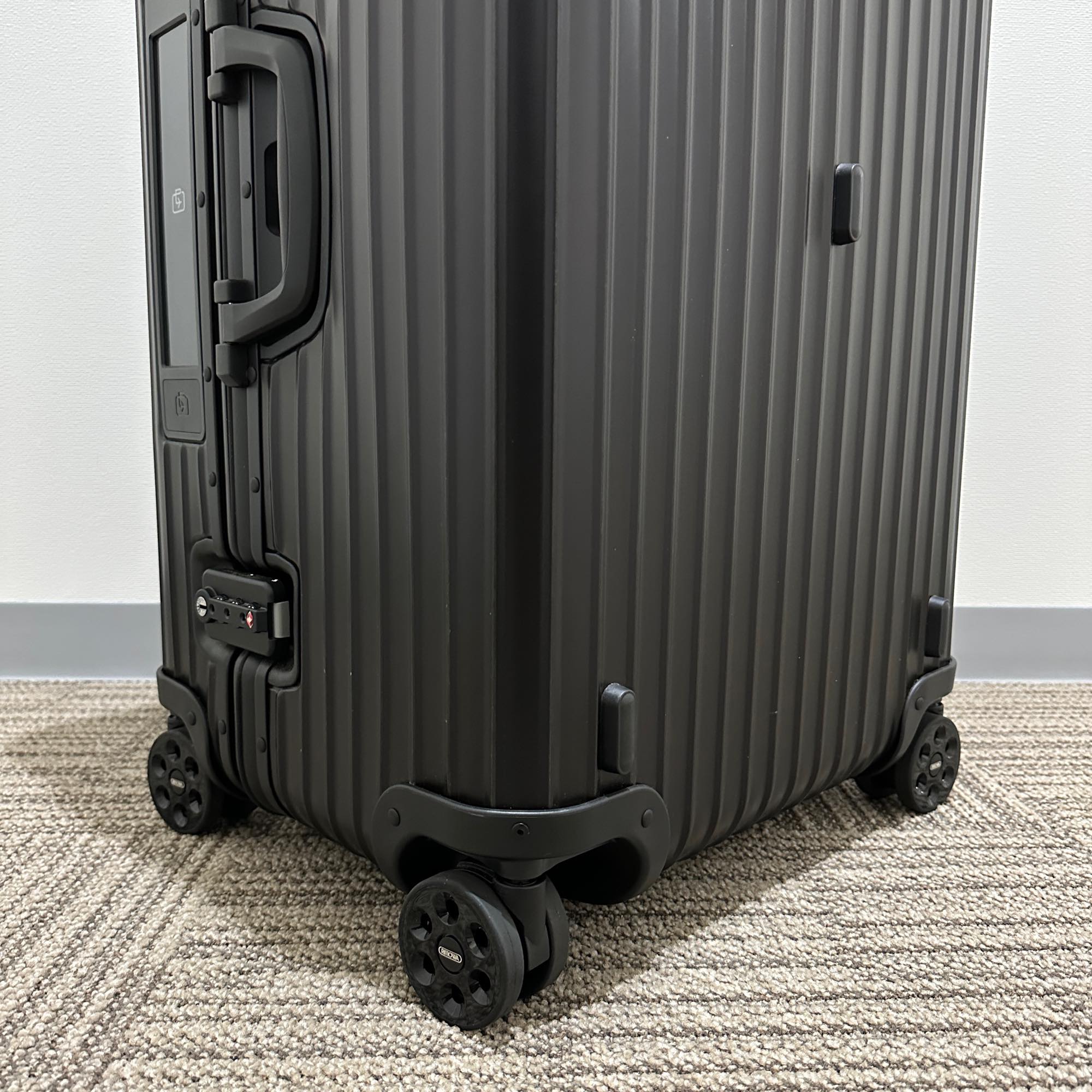 リモワ　トパーズ　ステルス　電子タグ　アウトレット品　923.75.01.5　89リットル　4輪