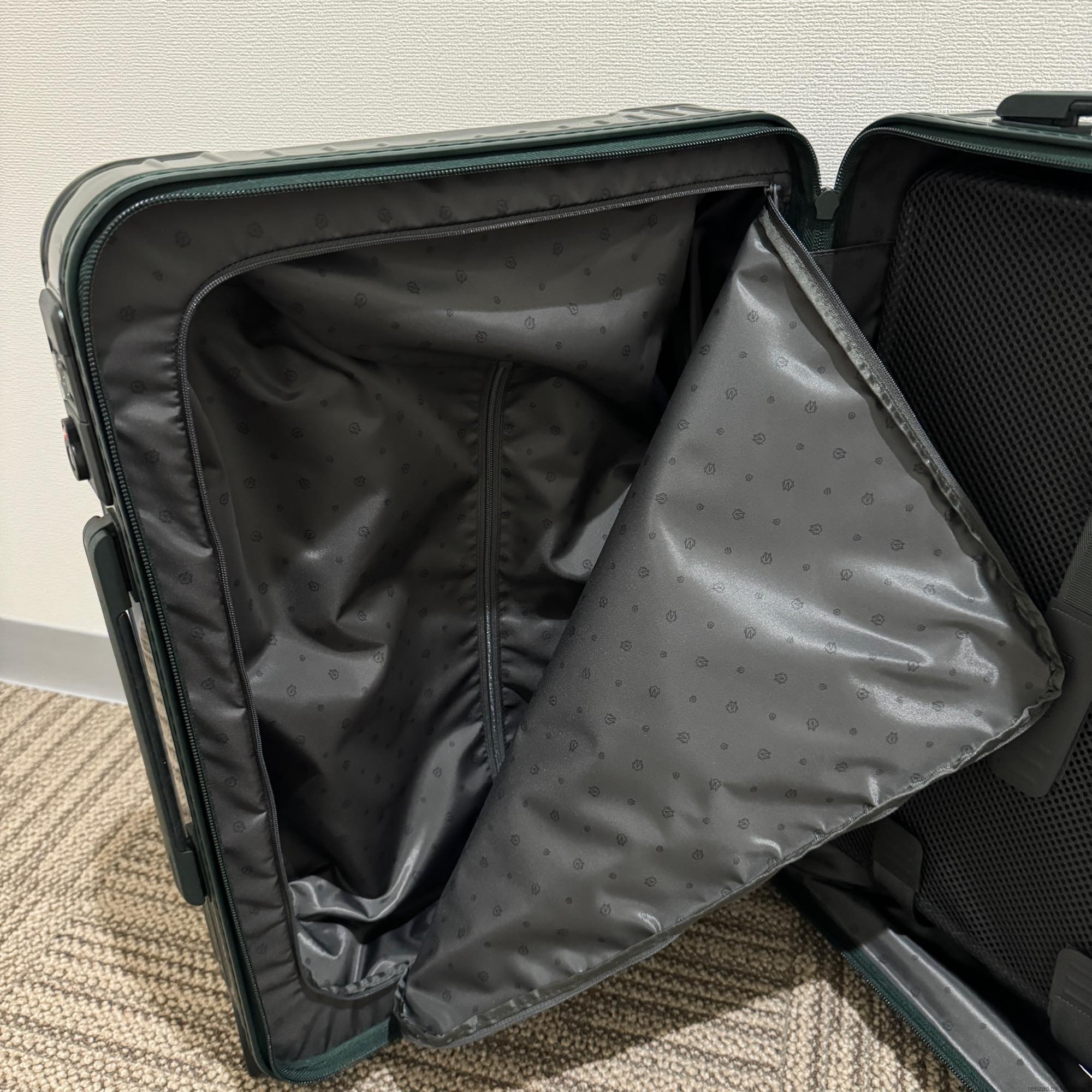 リモワ エッセンシャル　832.52.68.1　キャビンS　32L　在庫商品　グリーングロス