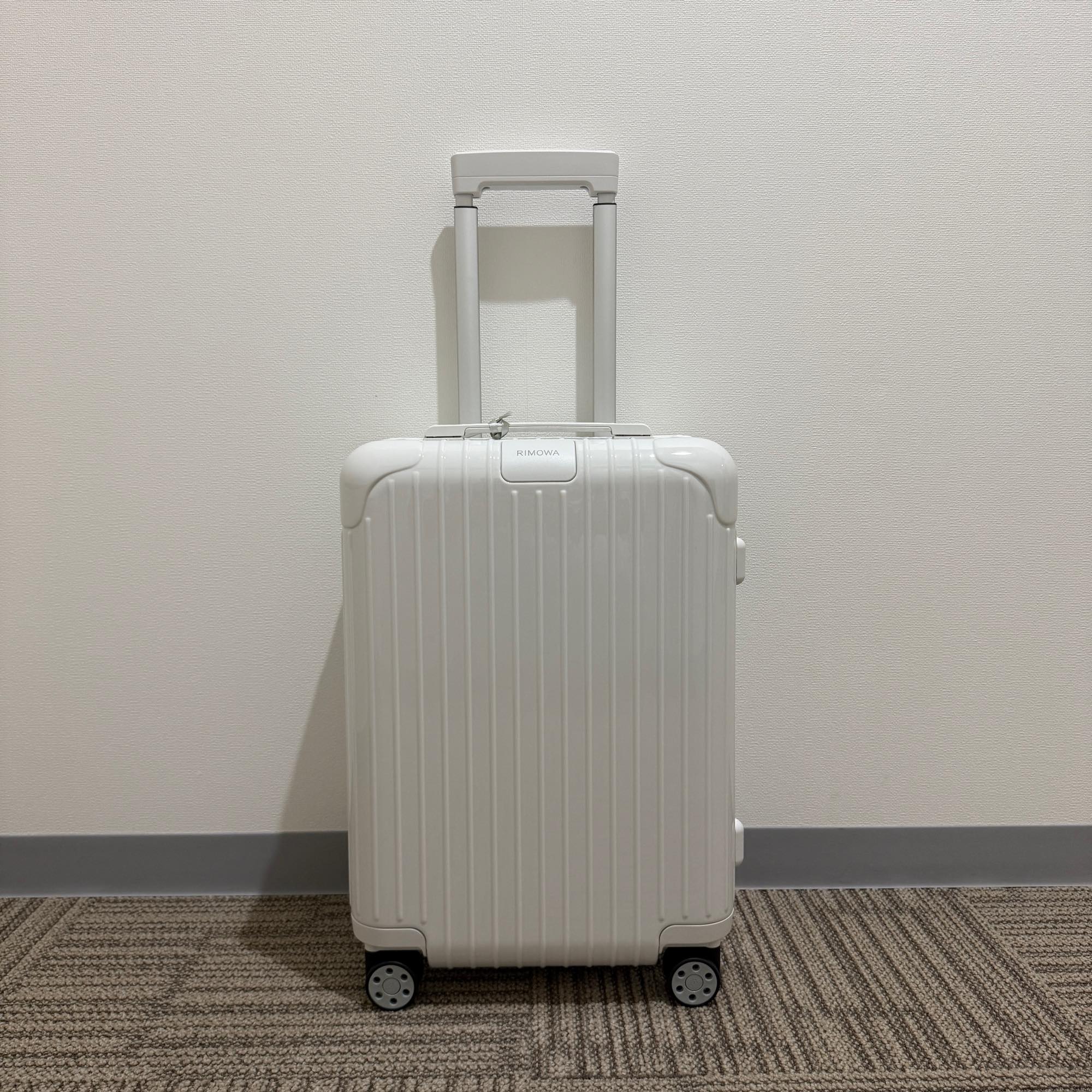 リモワ エッセンシャル　832.53.66.1　キャビン　37L　在庫商品　ホワイト