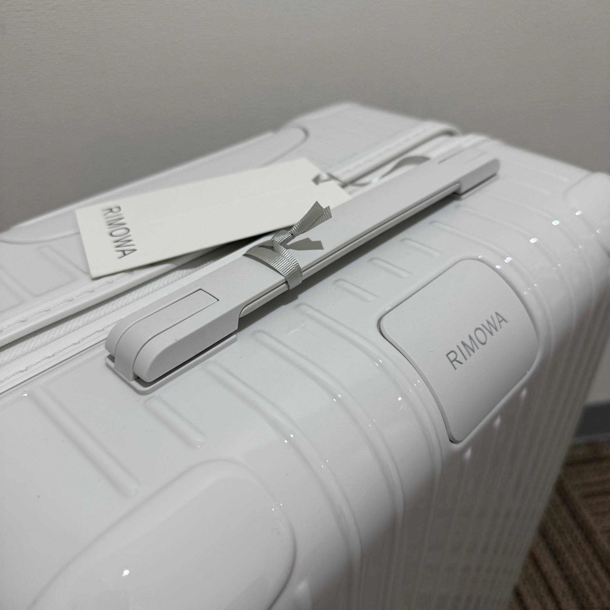 リモワ エッセンシャル　832.53.66.1　キャビン　37L　在庫商品　ホワイト