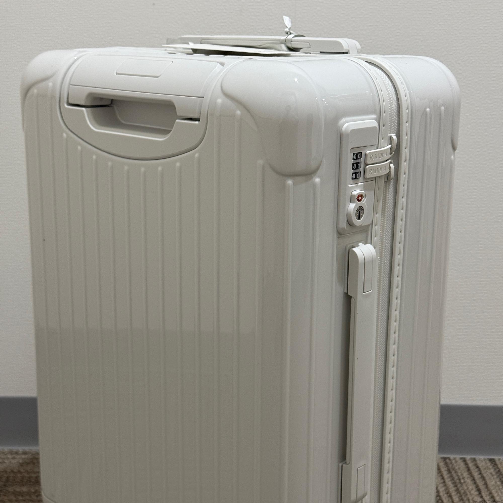 リモワ エッセンシャル　832.53.66.1　キャビン　37L　在庫商品　ホワイト