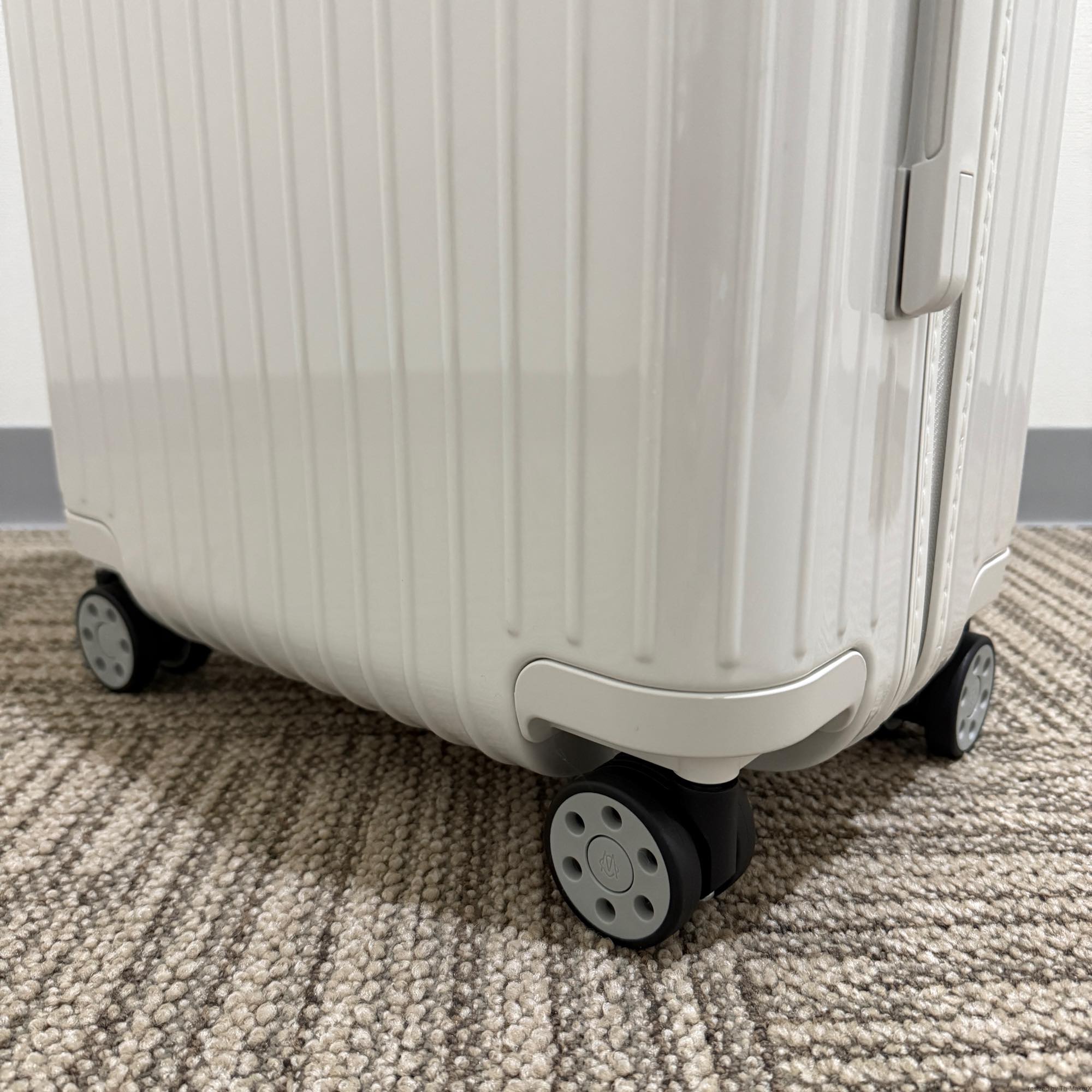 リモワ エッセンシャル　832.53.66.1　キャビン　37L　在庫商品　ホワイト