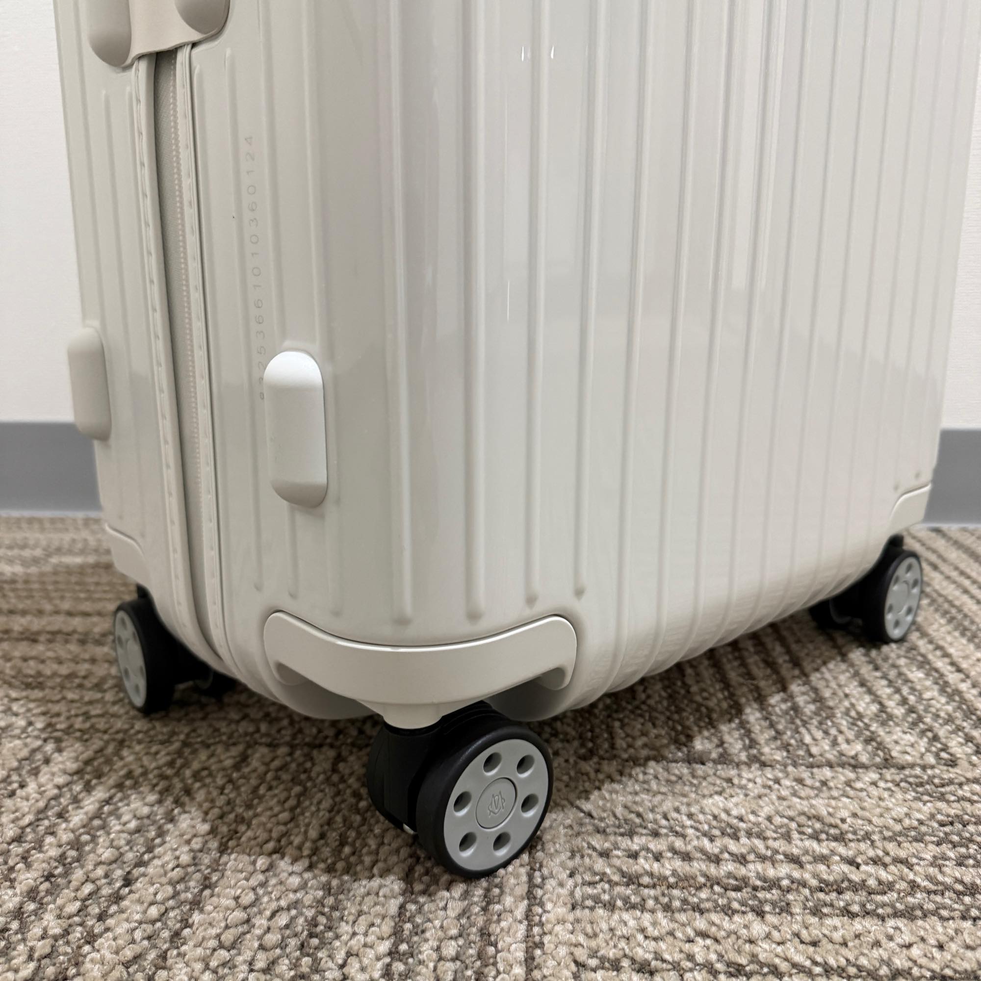 リモワ エッセンシャル　832.53.66.1　キャビン　37L　在庫商品　ホワイト
