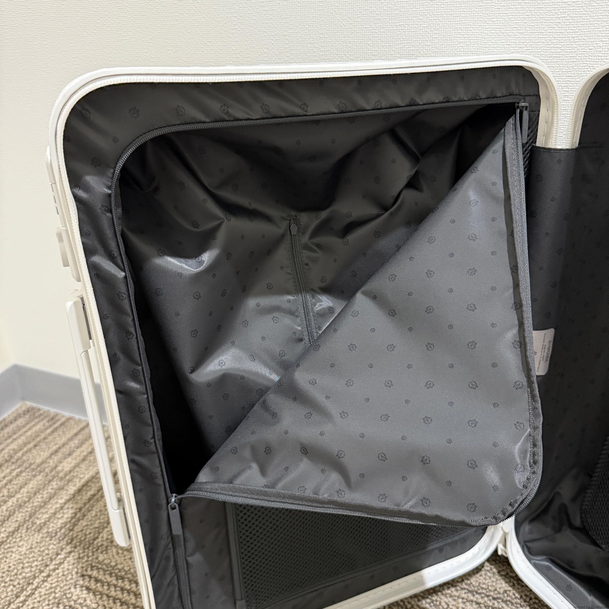 リモワ エッセンシャル　832.53.66.1　キャビン　37L　在庫商品　ホワイト