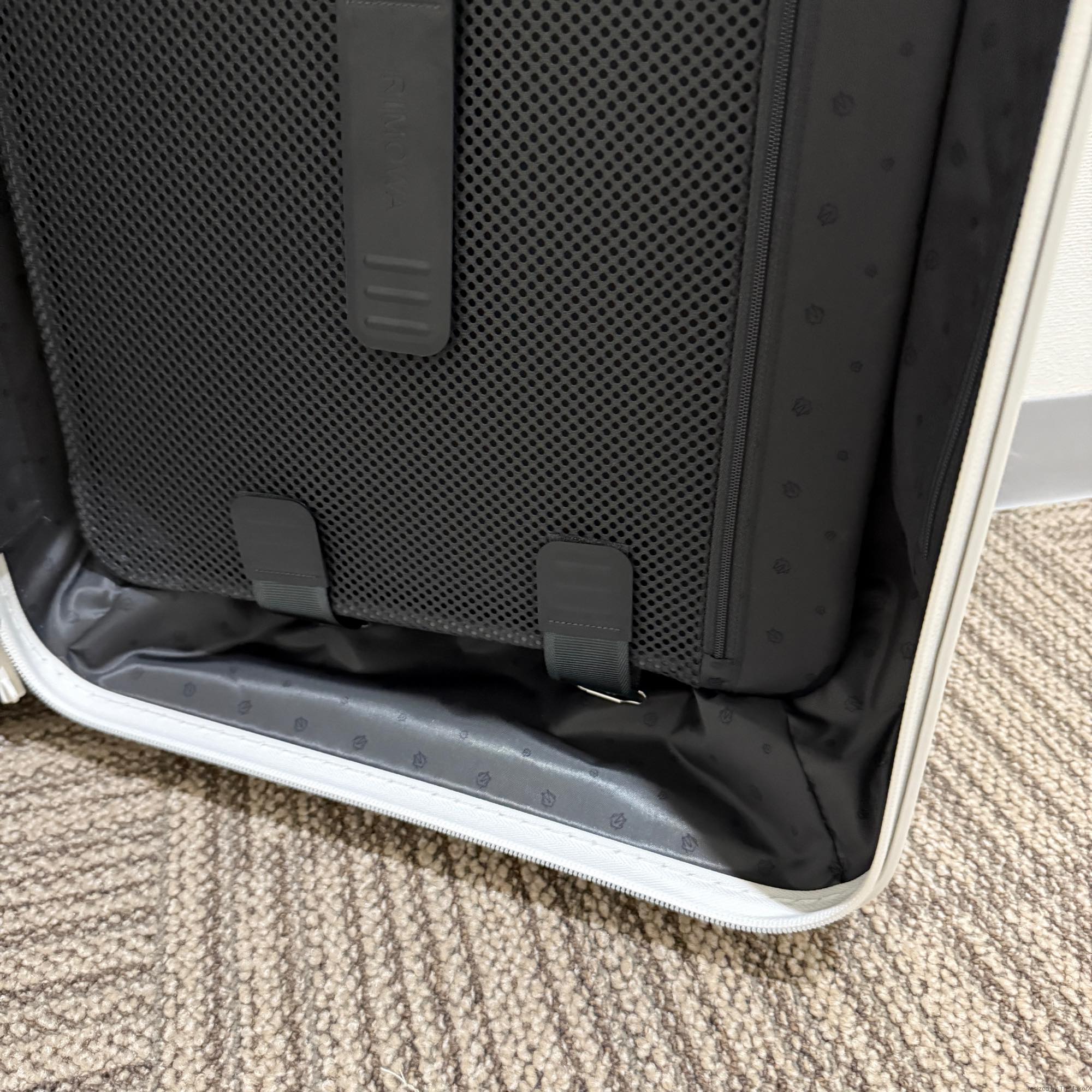 リモワ エッセンシャル　832.53.66.1　キャビン　37L　在庫商品　ホワイト