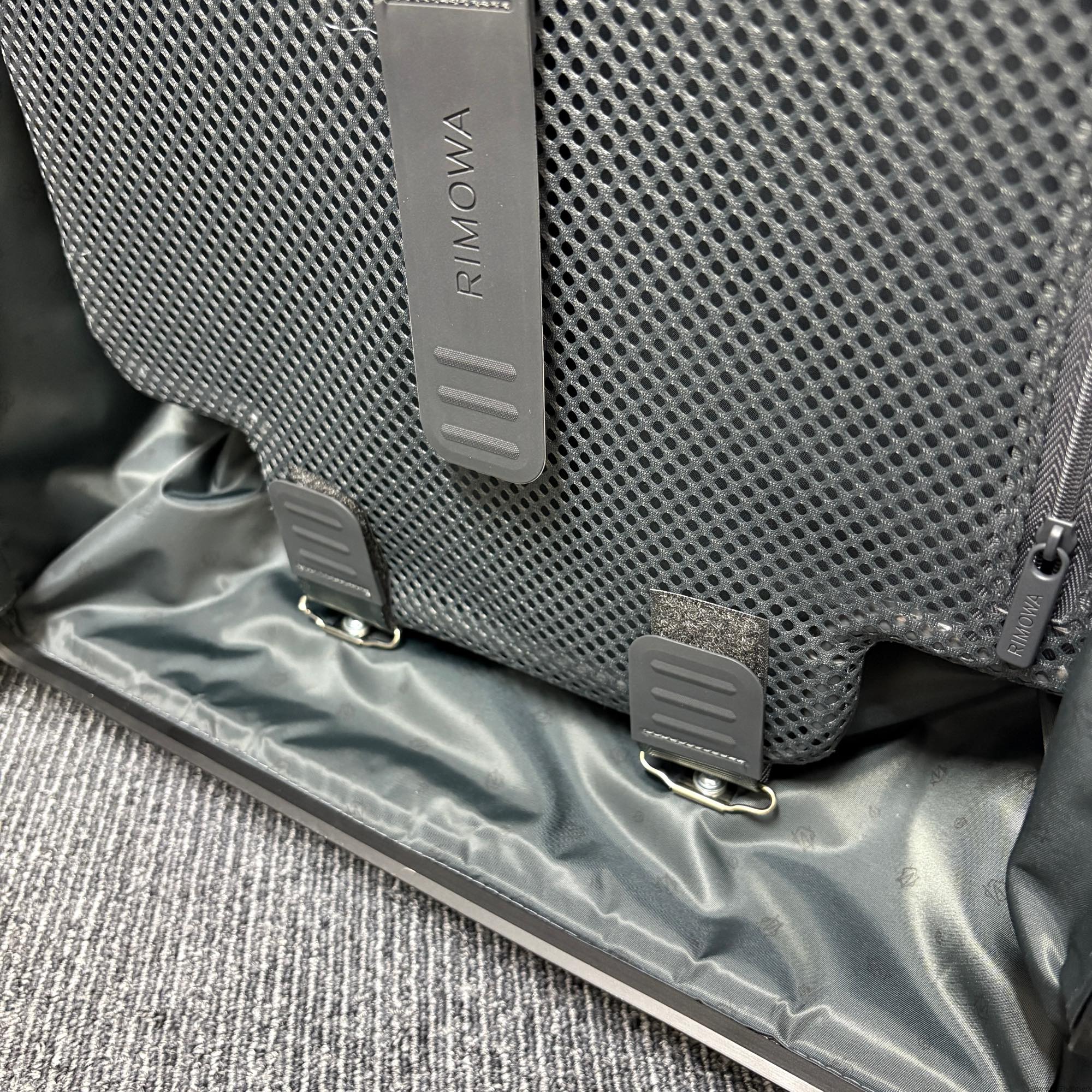 リモワ　クラシック　973.53.01.4　キャビン　在庫商品　ブラック　36リットル　4輪