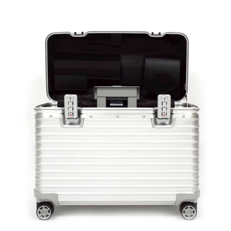 リモワ　パイロット　923.51.00.4　在庫商品　37リットル　4輪
