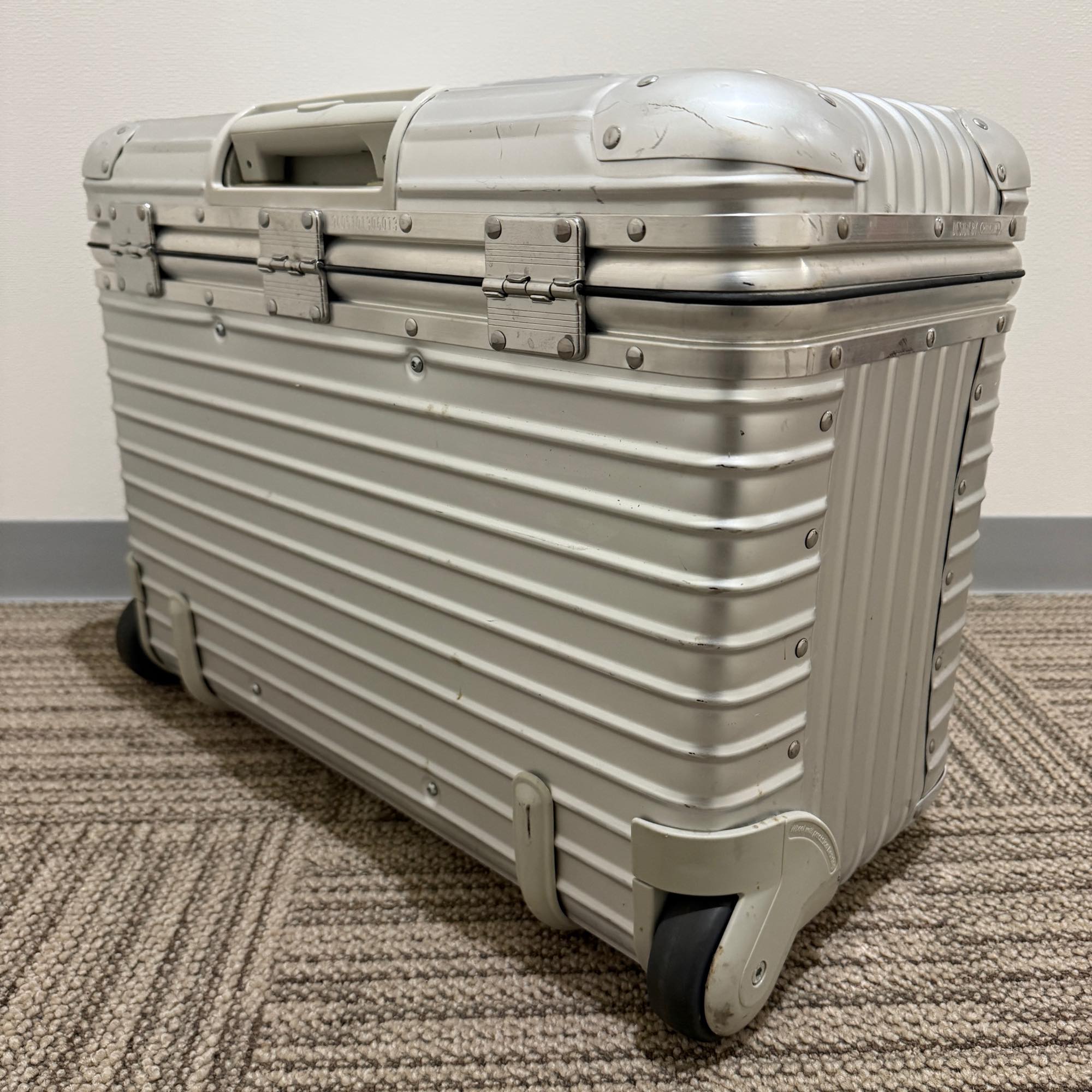 ルフトハンザ　リモワ　パイロット　1730308　中古美品　46リットル　2輪
