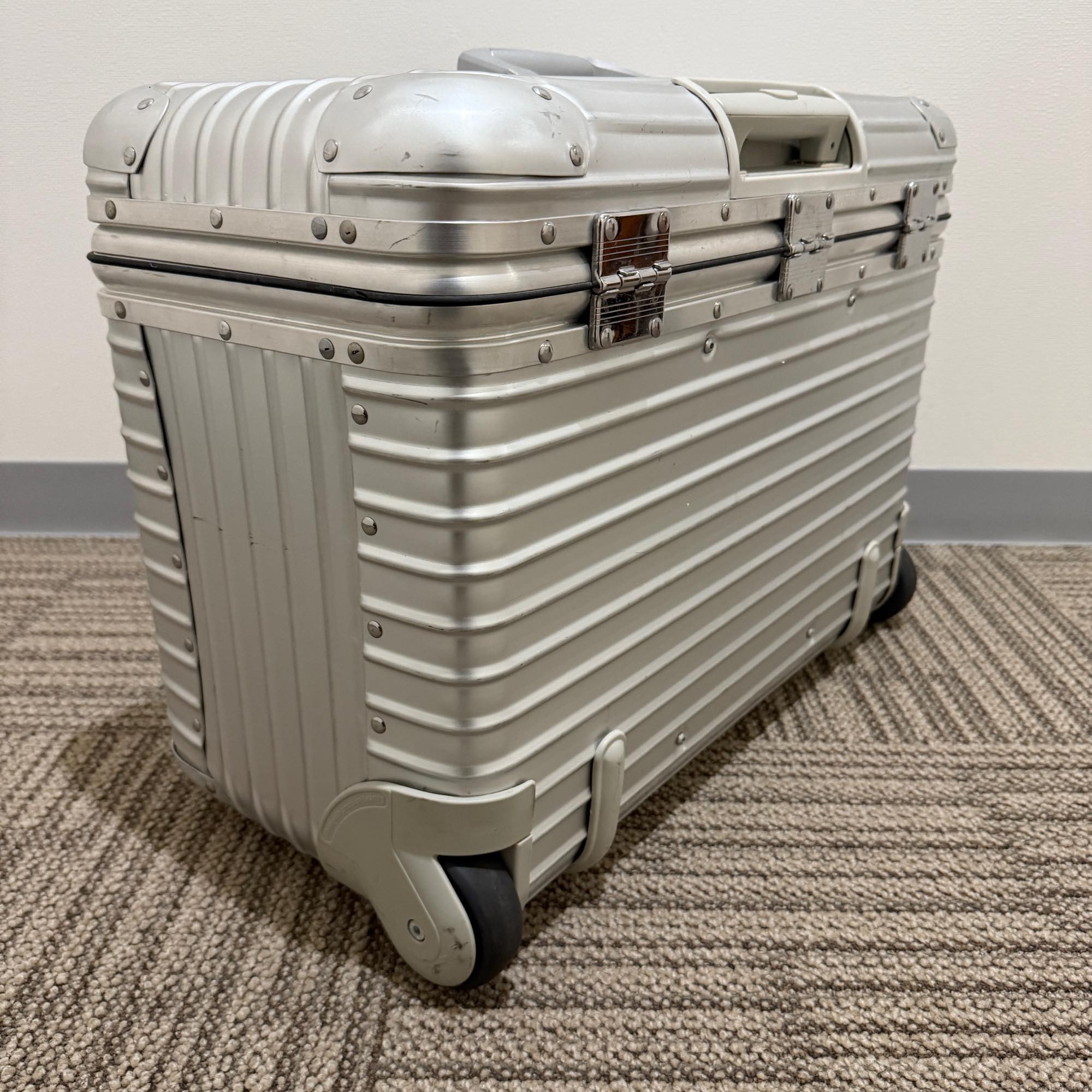 ルフトハンザ　リモワ　パイロット　1730308　中古美品　46リットル　2輪