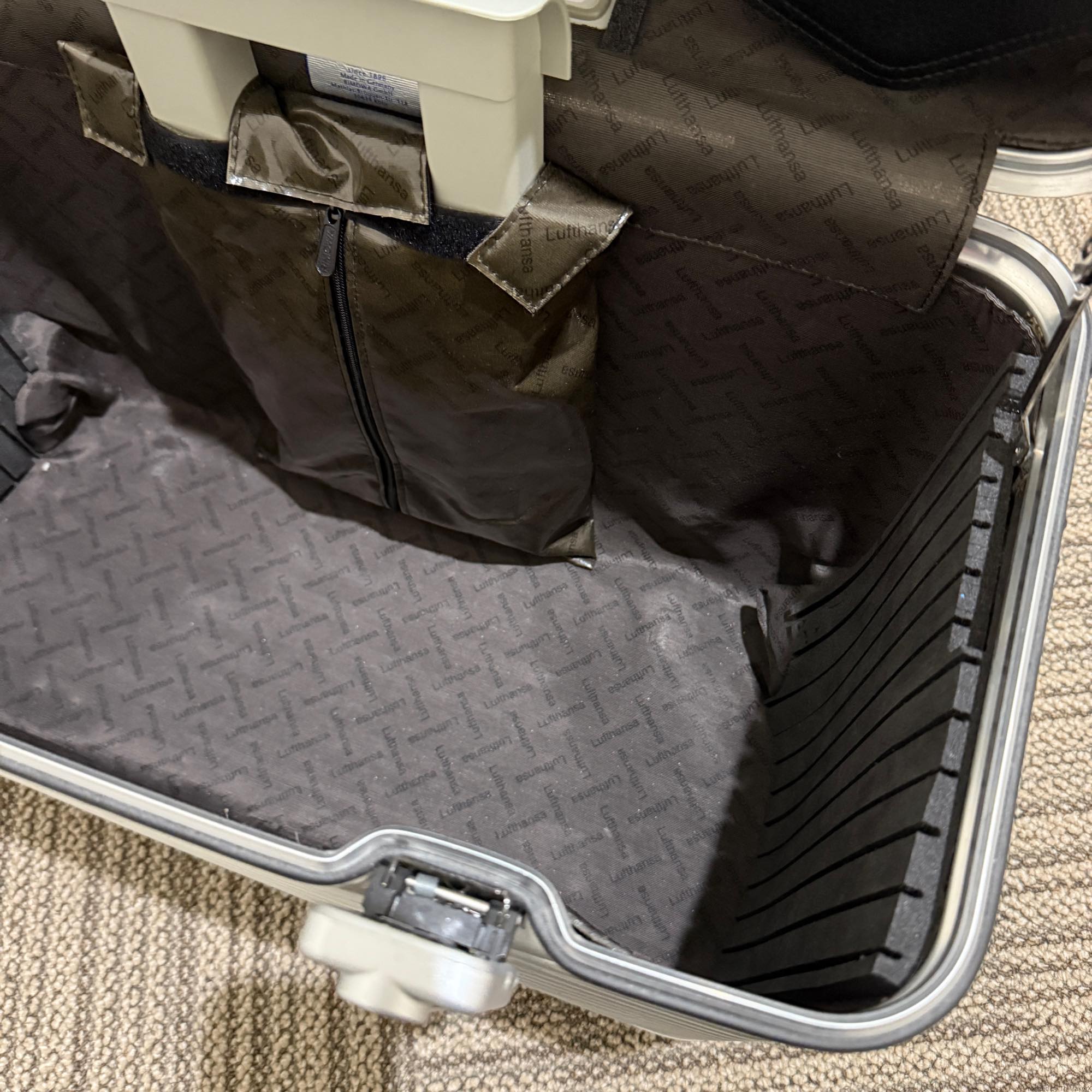 ルフトハンザ　リモワ　パイロット　1730308　中古美品　46リットル　2輪