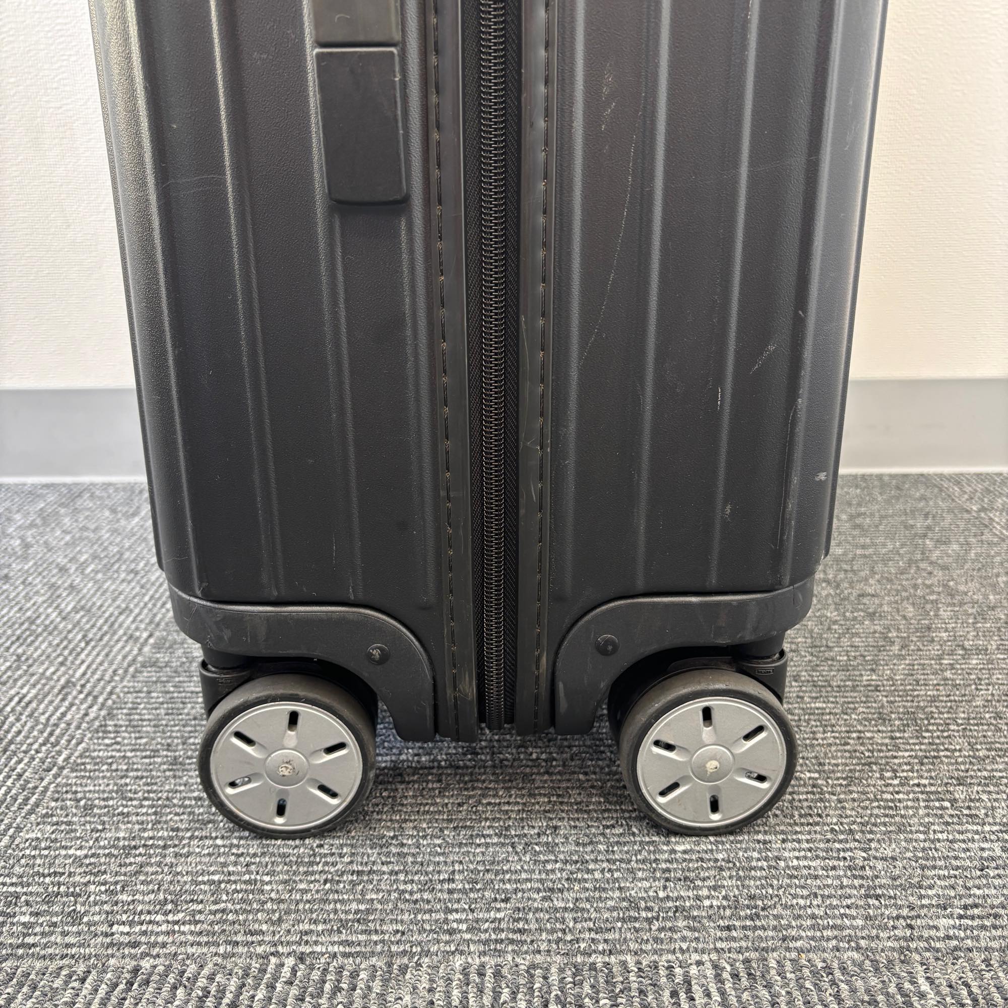 リモワ　サルサ(エッセンシャル)　810.63-2　中古商品　58リットル　4輪
