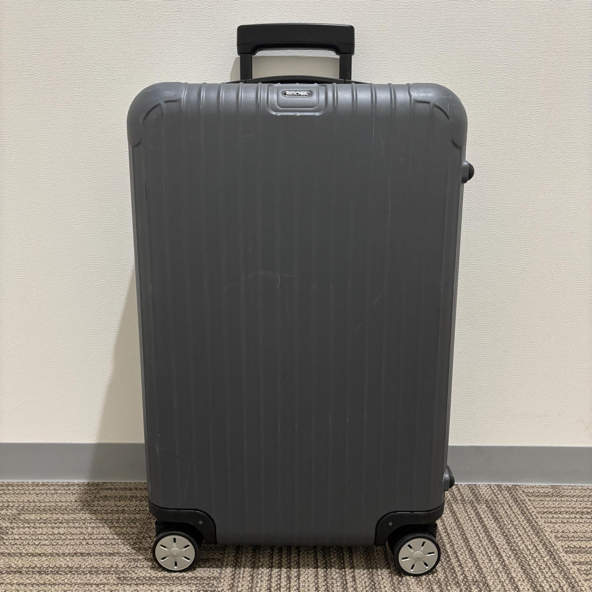 リモワ　エッセンシャル(サルサ)　810.63.35.4-2　中古美品　61リットル　4輪