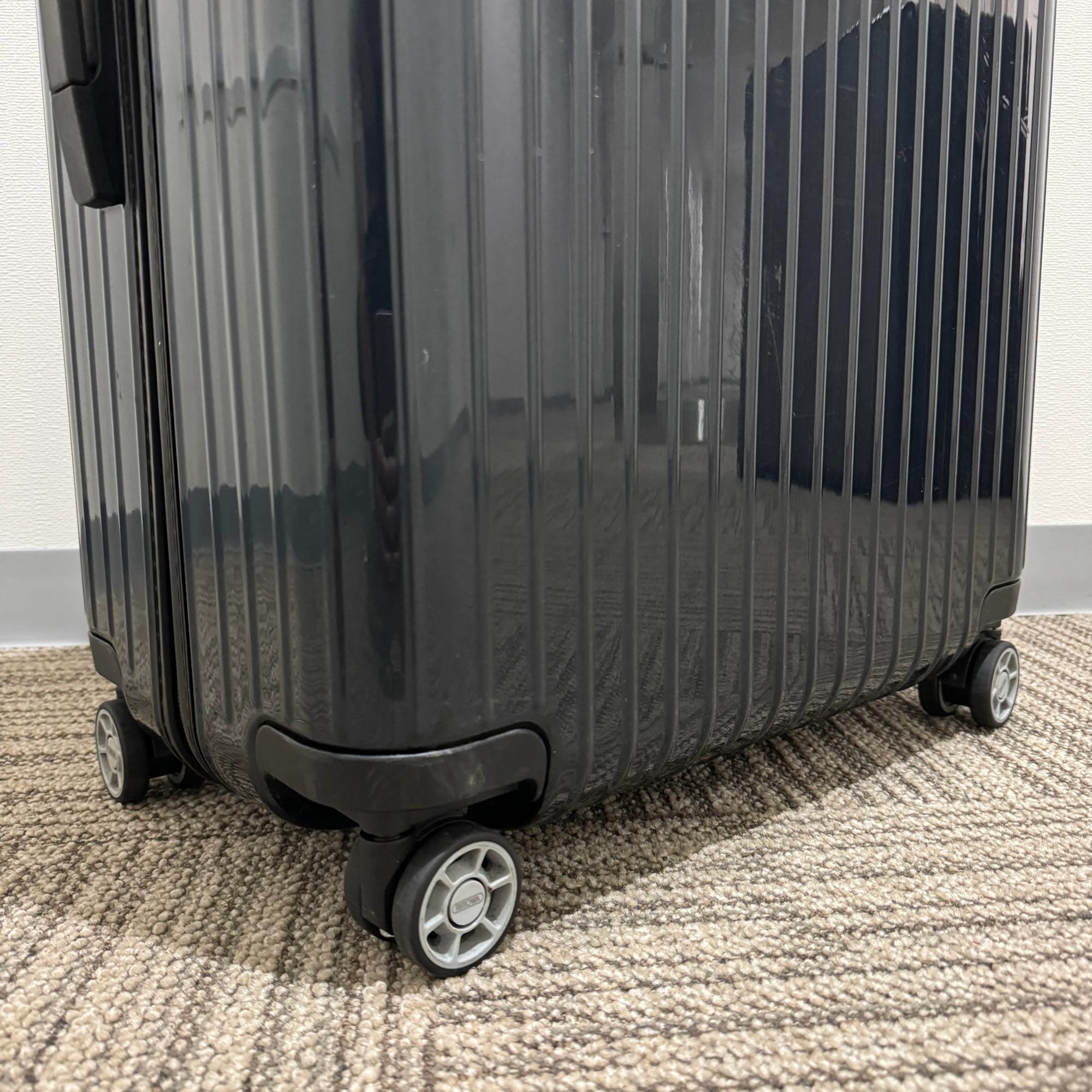 リモワ　サルサ エアー　820.70.25.4-2　中古美品　80リットル　4輪