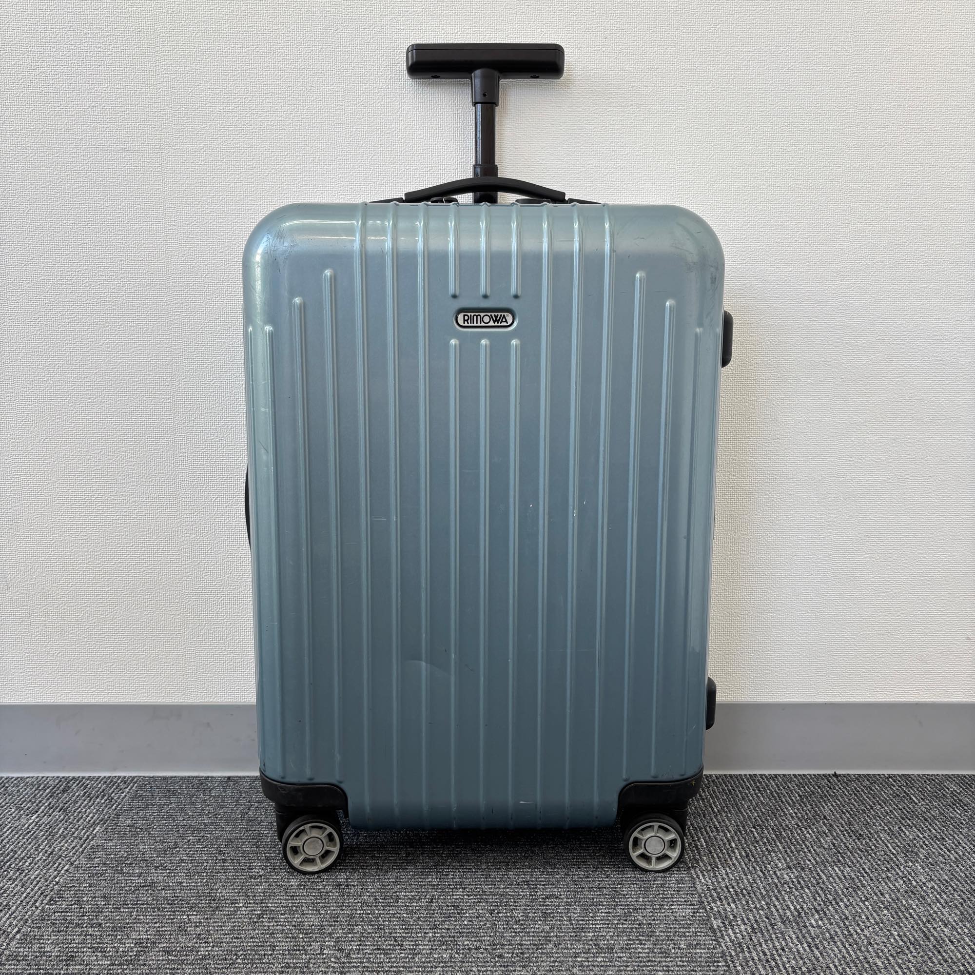 リモワ　エッセンシャルライト(サルサエアー)　824.52-2　33リットル　中古美品　4輪