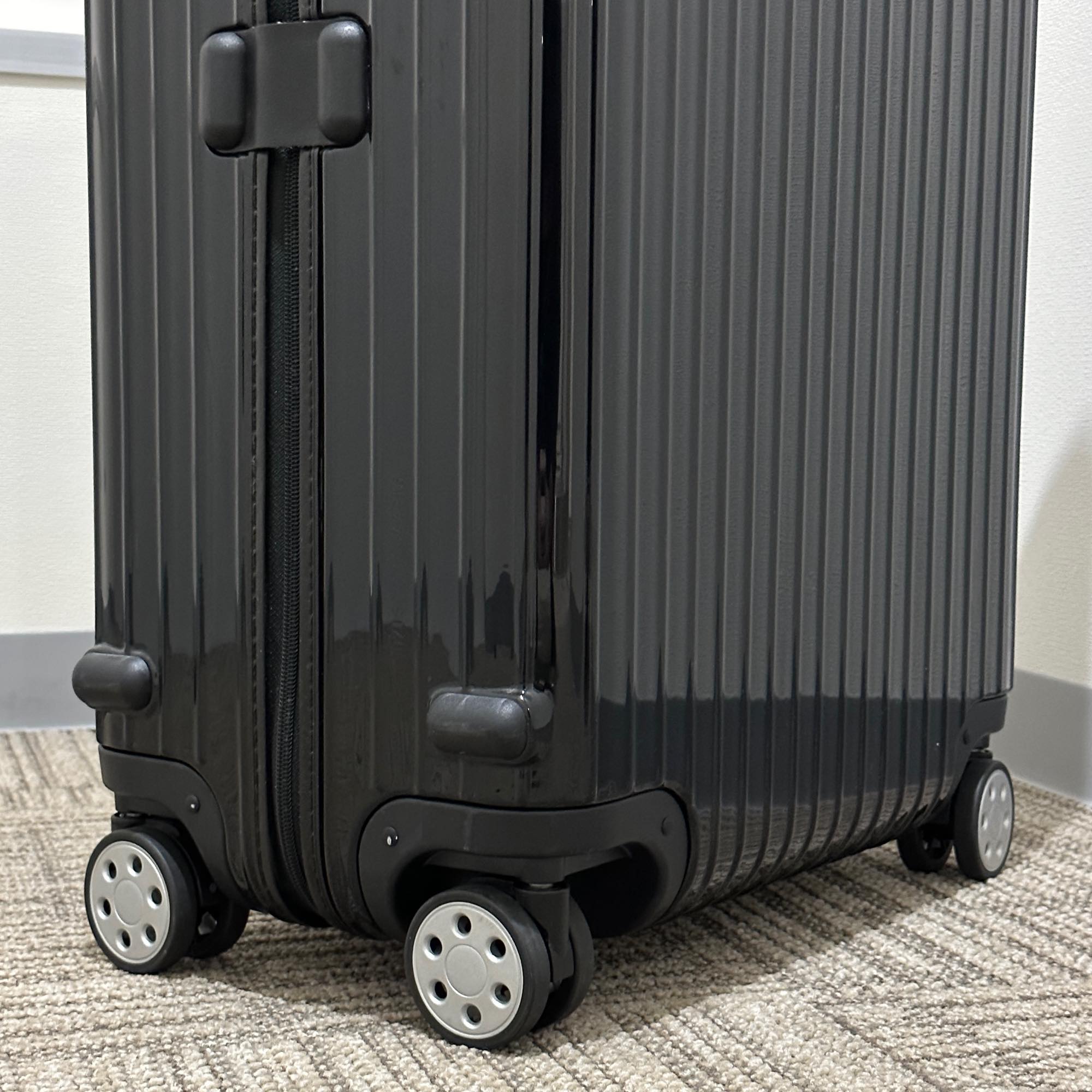 リモワ サルサ デラックス　830.70.50.4　78リットル　中古美品　4輪