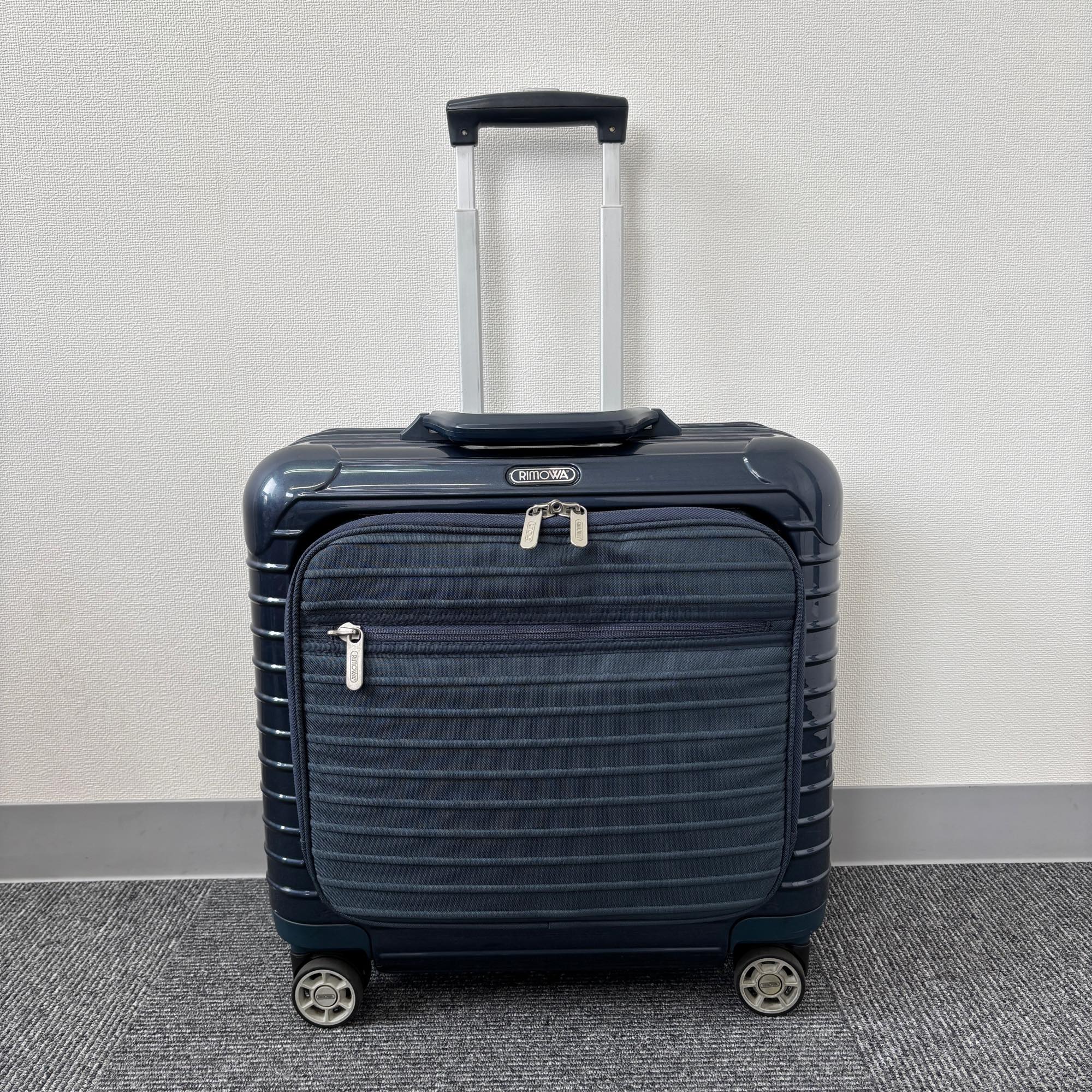 リモワ　サルサデラックス ハイブリッド(エッセンシャルスリーブ)　840.40-2　中古美品　23リットル　4輪