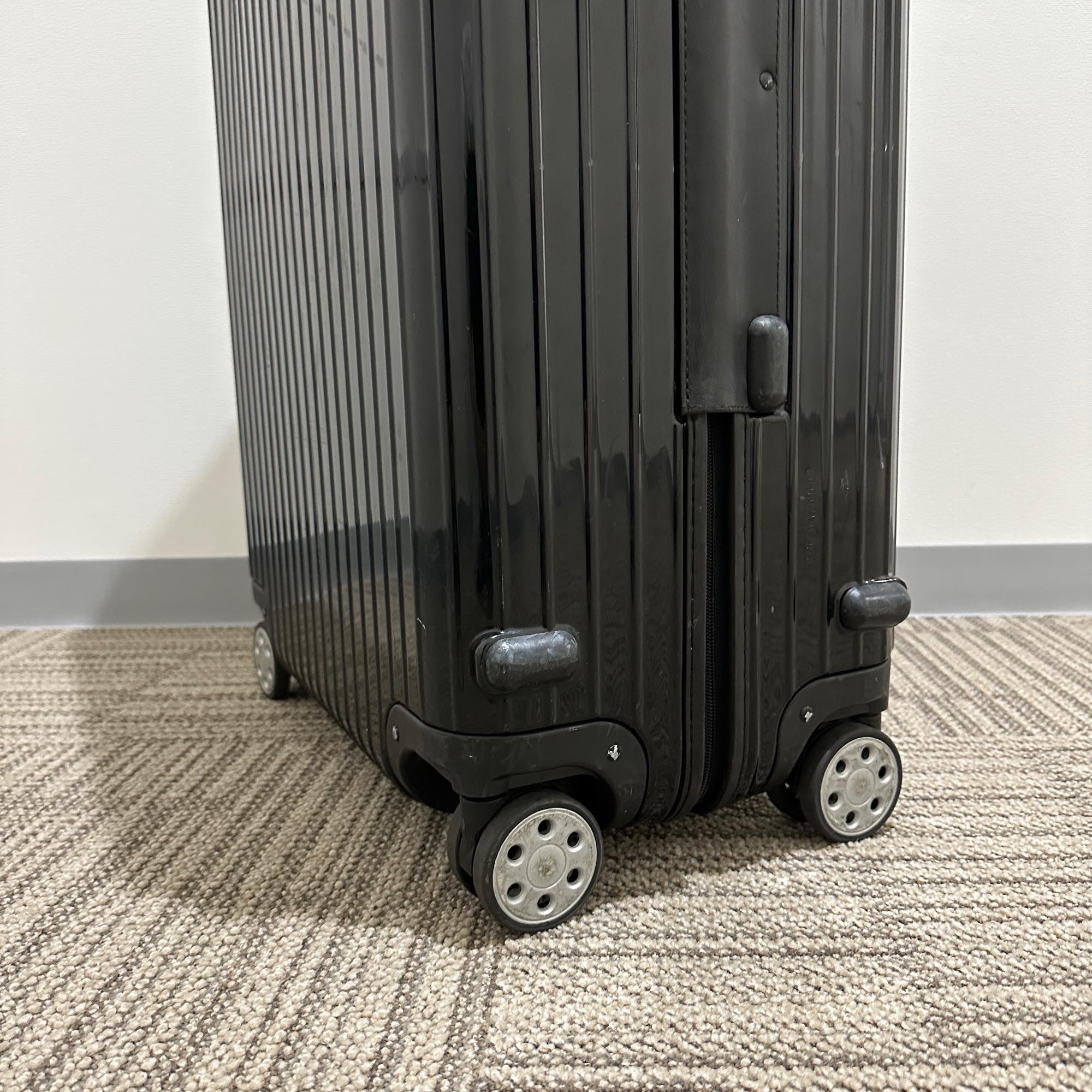 リモワ　サルサデラックス　870.73-2　中古商品　84リットル　4輪