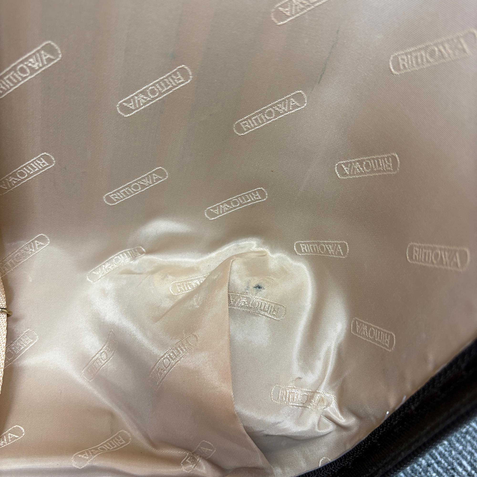 リモワ　サルサデラックス(エッセンシャル)　872.52-2　33リットル　中古美品　4輪