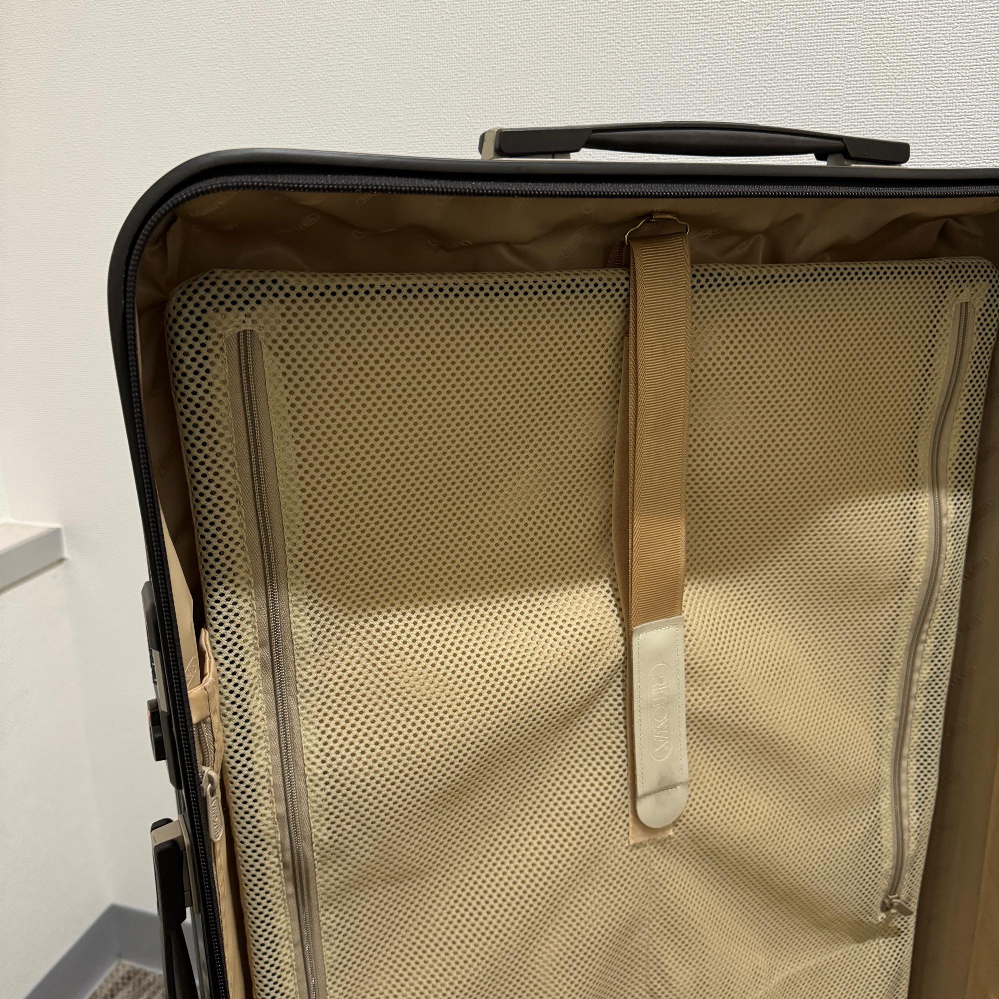リモワ　サルサデラックス　872.77-2　中古商品　104リットル　4輪