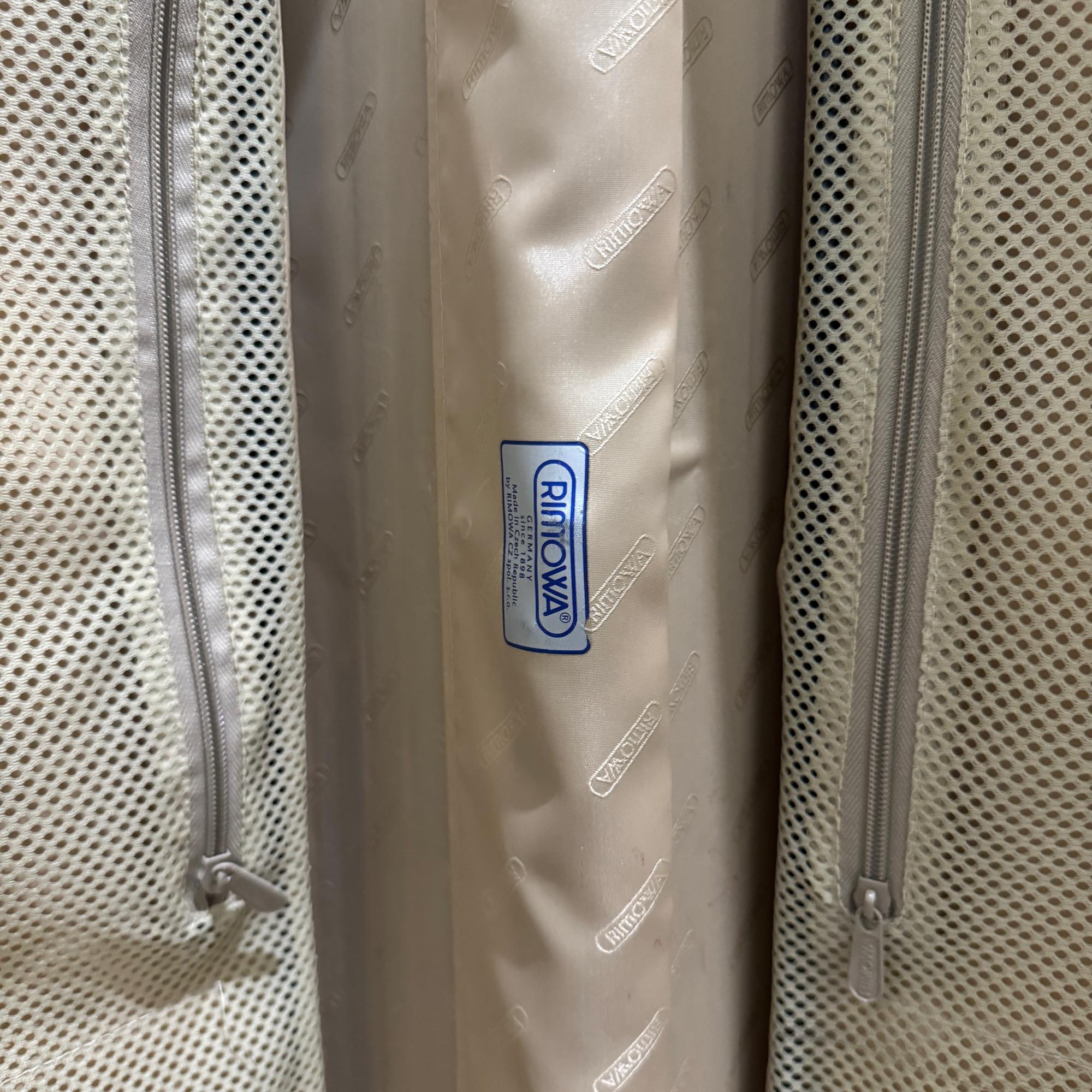 リモワ　サルサデラックス　872.77-2　中古商品　104リットル　4輪