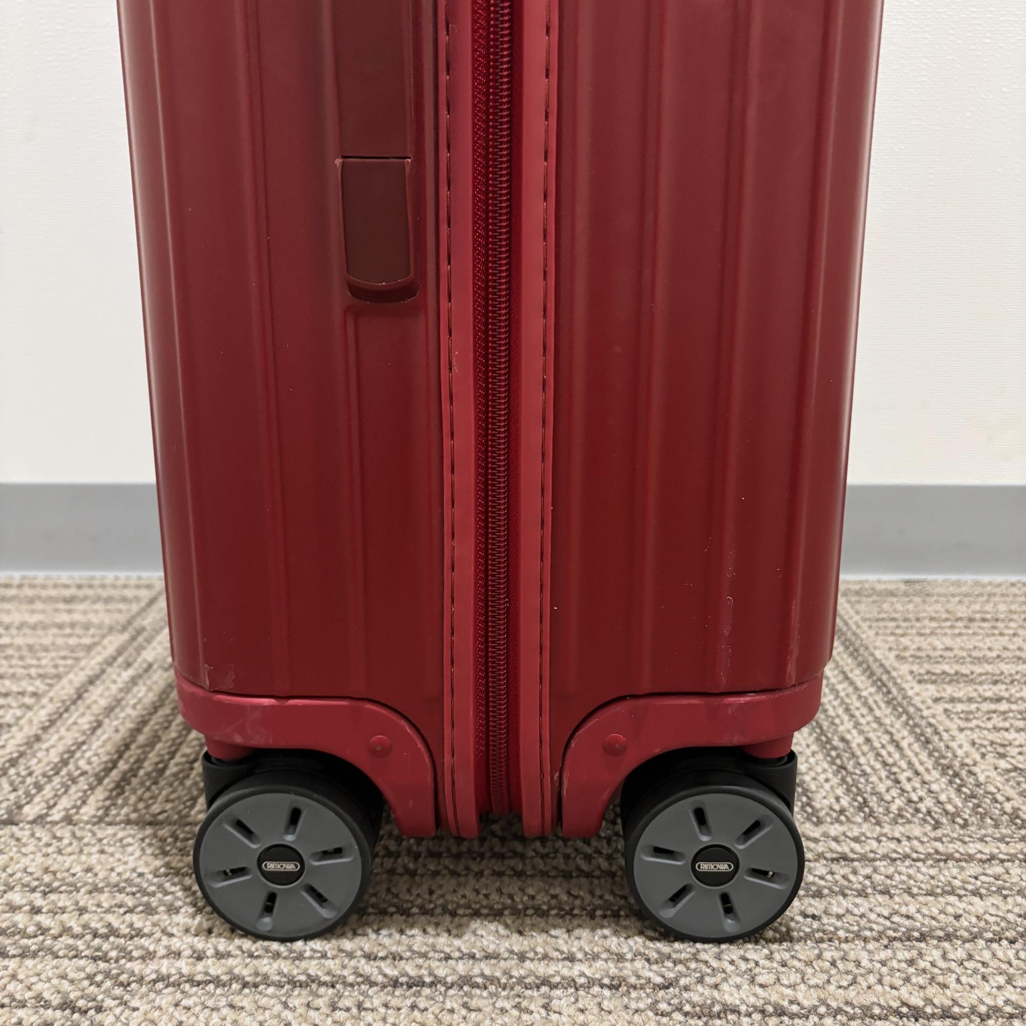 リモワ　エッセンシャル(サルサ)　875.63　中古美品　61リットル